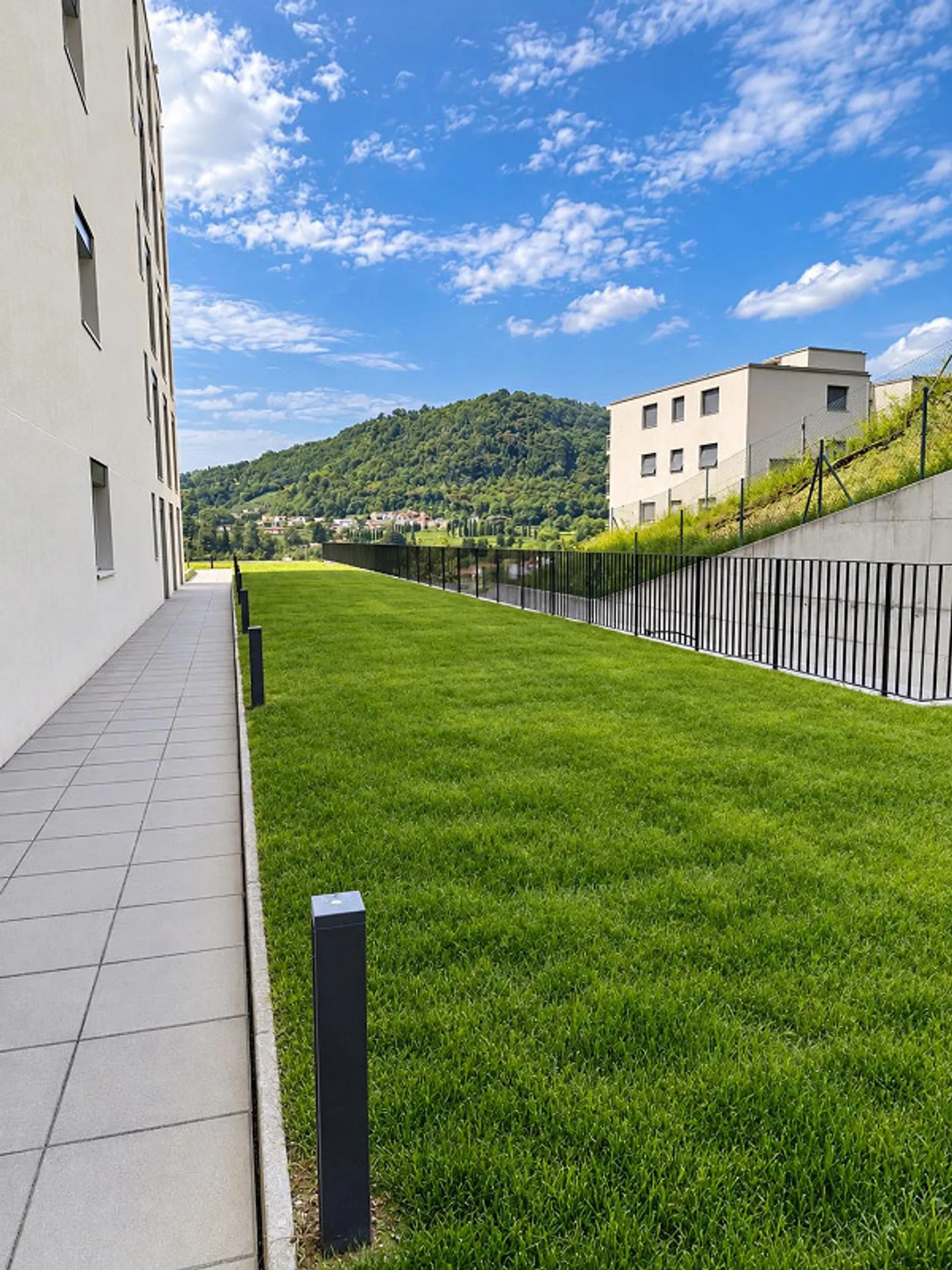 MENDRISIO | 2,5 PIÈCES AVEC VÉRANDA ET JARDIN PRIVÉ EN PLUS D'UN EMPLACEMENT DE PARKING DANS UN GARAGE - Photo 9 sur 20
