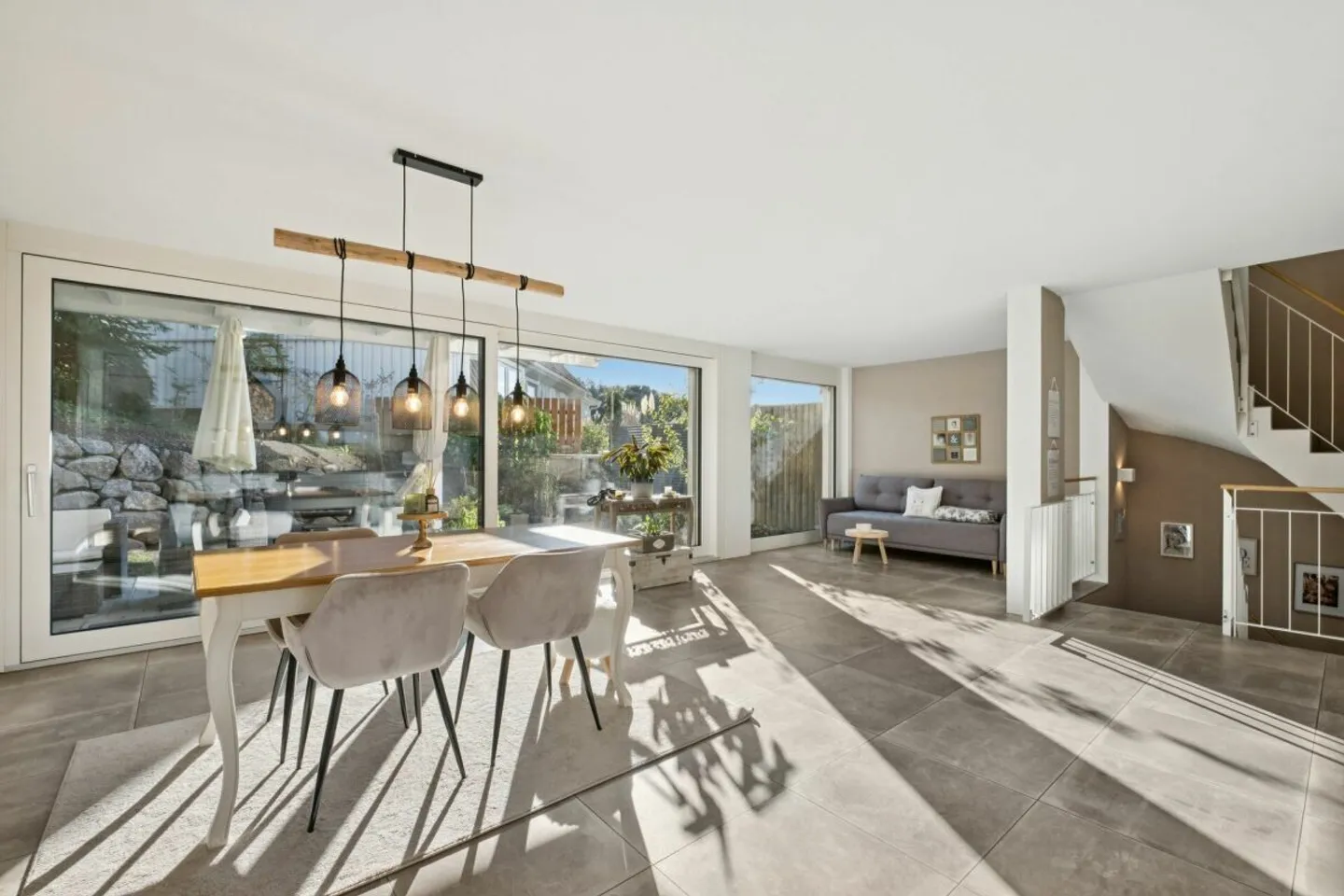 MAISON JUMELÉE NEUVE DANS LA RÉGION VITICOLE DE ZURICH - Photo 1 sur 8