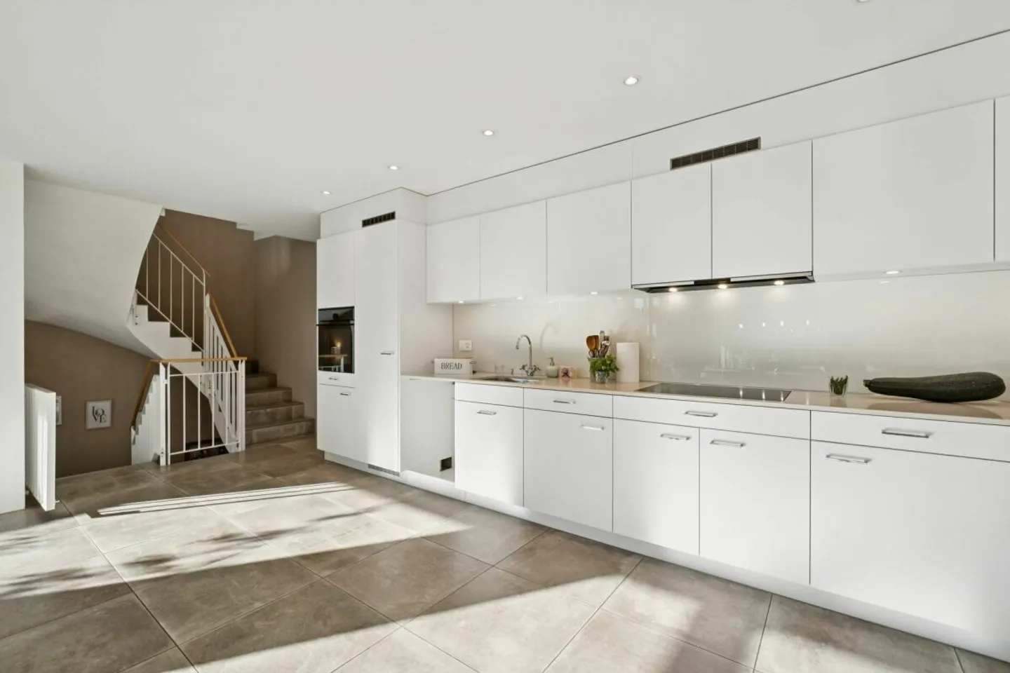 MAISON JUMELÉE NEUVE DANS LA RÉGION VITICOLE DE ZURICH - Photo 2 sur 8