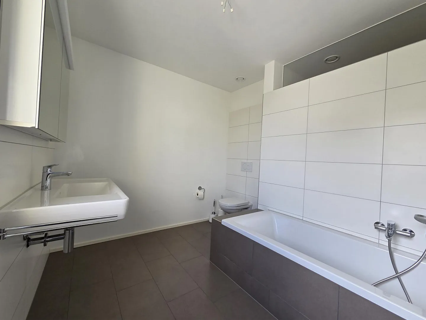 Charming and stylishly furnished apartment with large balcony - Photo 13 of 16