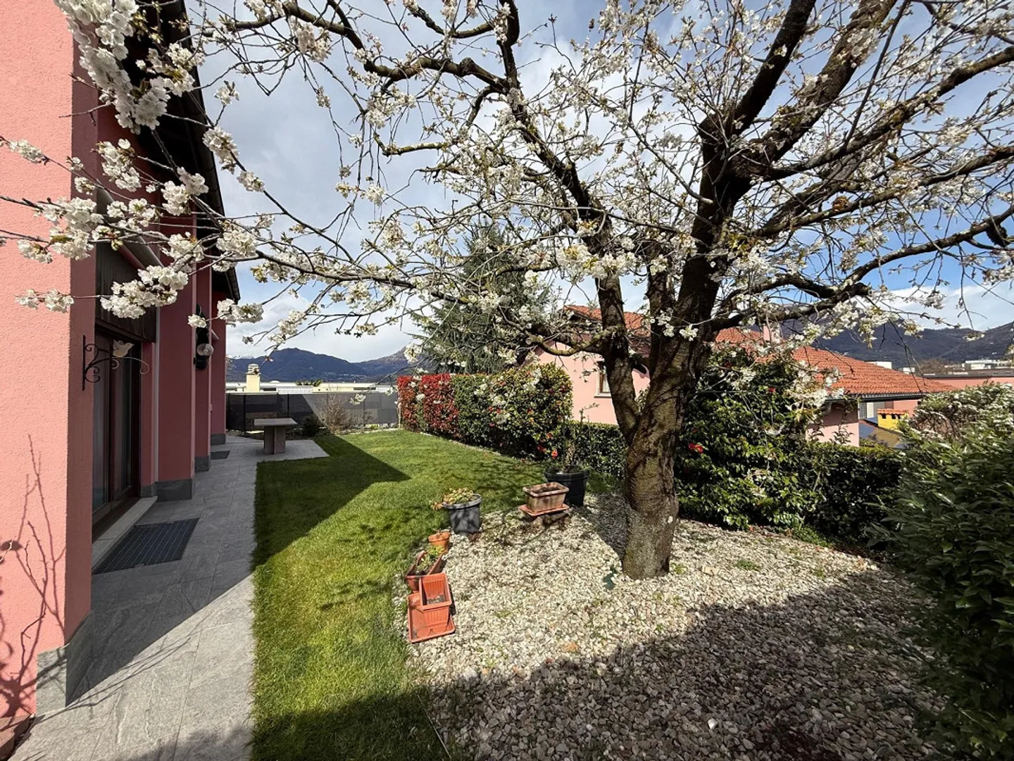 Superbe villa unifamiliale à Breganzona avec jardin - Photo 2 sur 4