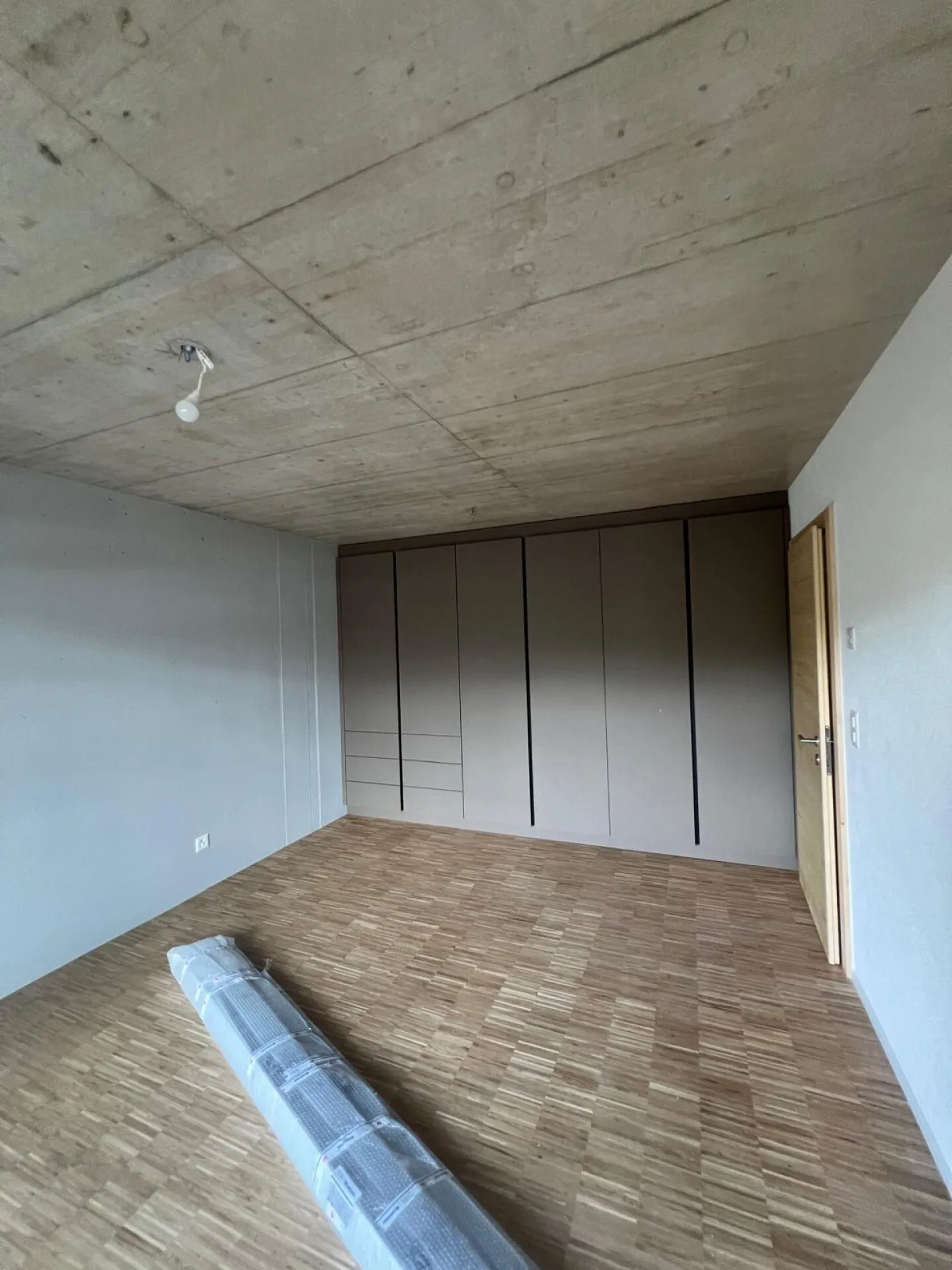 New high-end shared accommodation - Furnished rooms with balcony just steps from the train station! - Photo 7 of 14