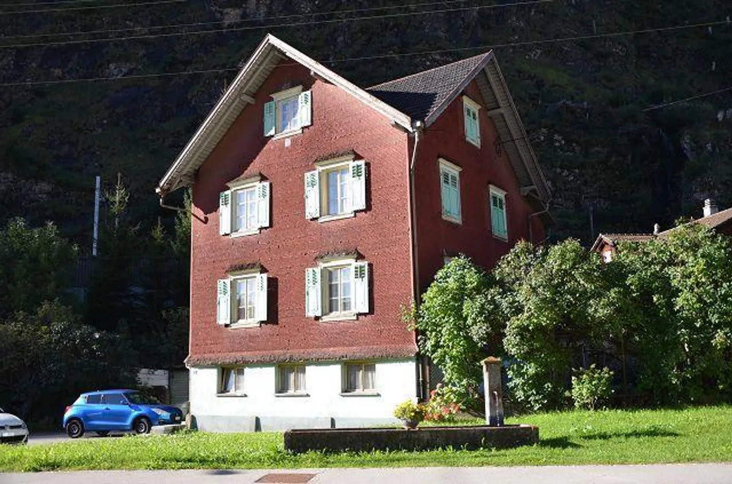 «Casa plurifamiliare di 3 app. anche a reddito da rinnovare con giardino / 3-Familienhaus zum Ausbauen mit Garten» - Foto 1 di 38
