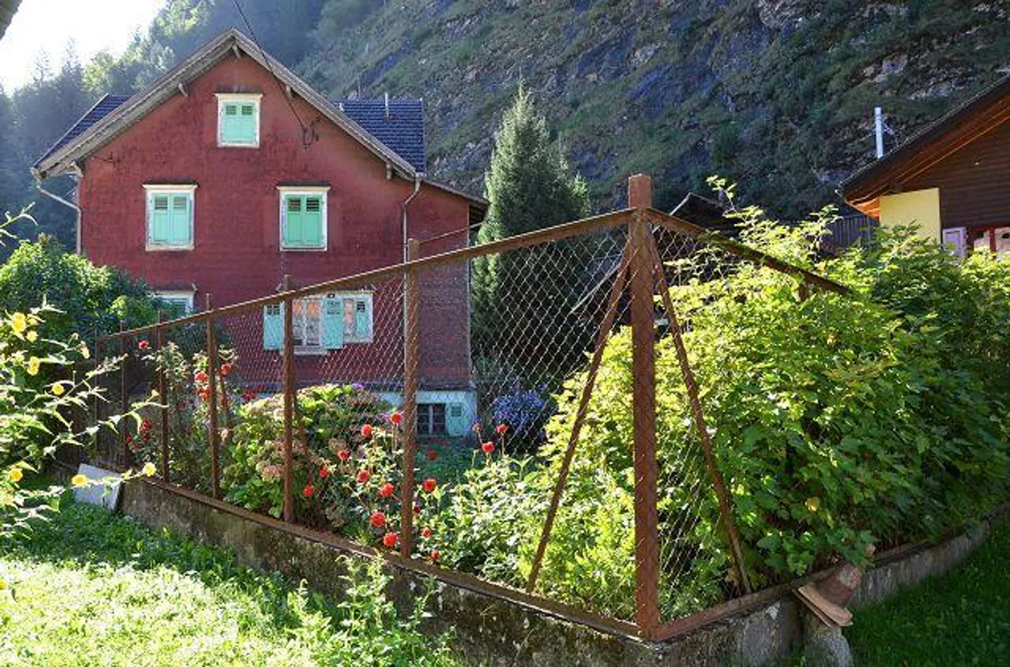 «Casa plurifamiliare di 3 app. anche a reddito da rinnovare con giardino / 3-Familienhaus zum Ausbauen mit Garten» - Foto 33 di 38