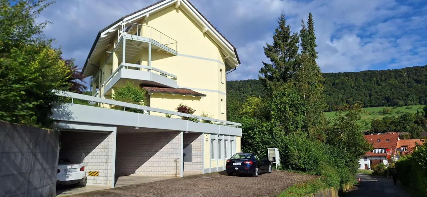 Casa multifamiliare ben tenuta in ottime condizioni, inquilini solidi, bella posizione - Foto 1 di 35