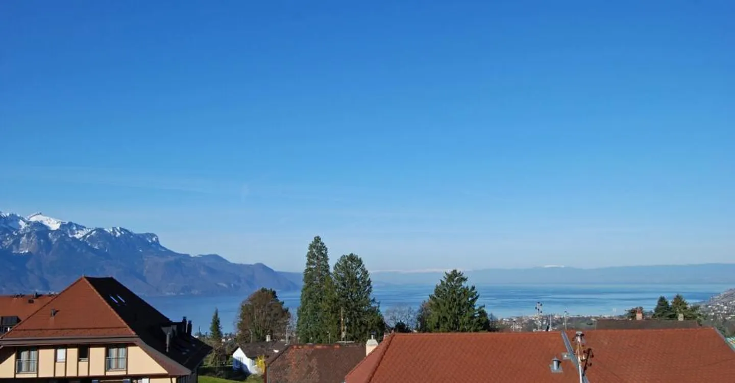 Charming Apartment with Lake View - Photo 2 of 11