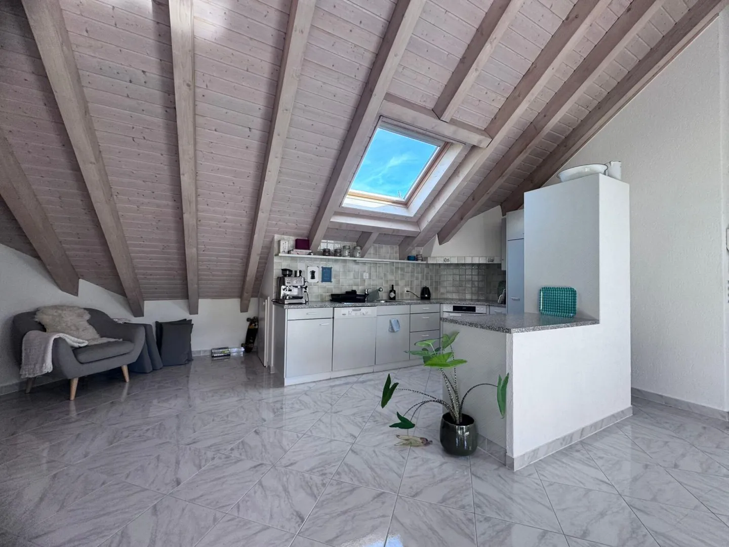 Casa multifamiliare ben tenuta in ottime condizioni, inquilini solidi, bella posizione - Foto 22 di 35