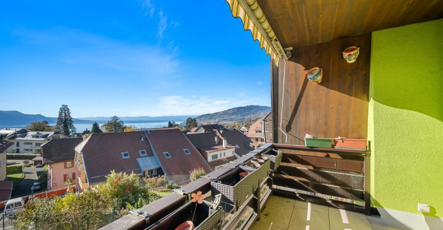 Charming Apartment with Lake View - Photo 6 of 11