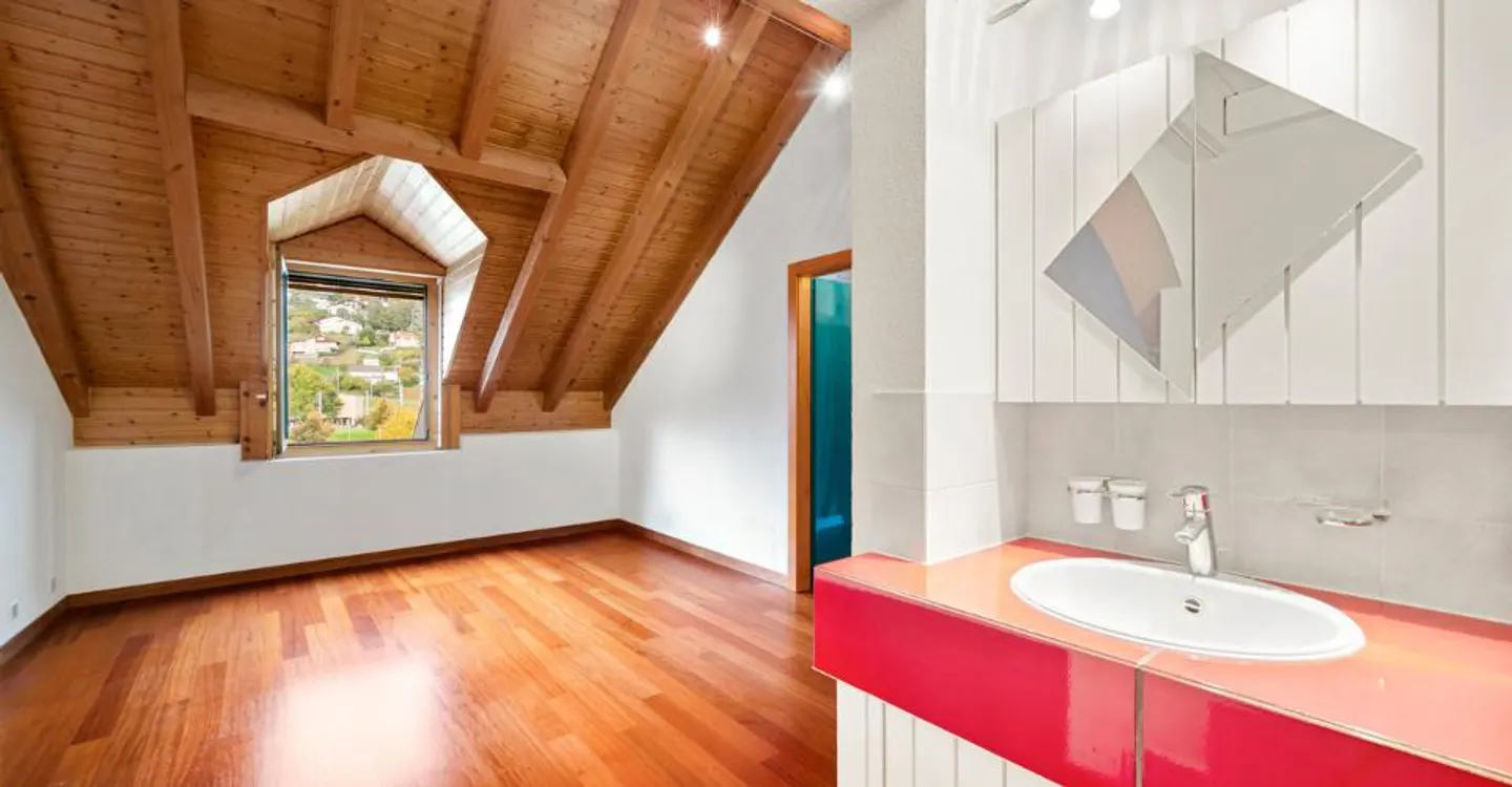 Charming Apartment with Lake View - Photo 9 of 11