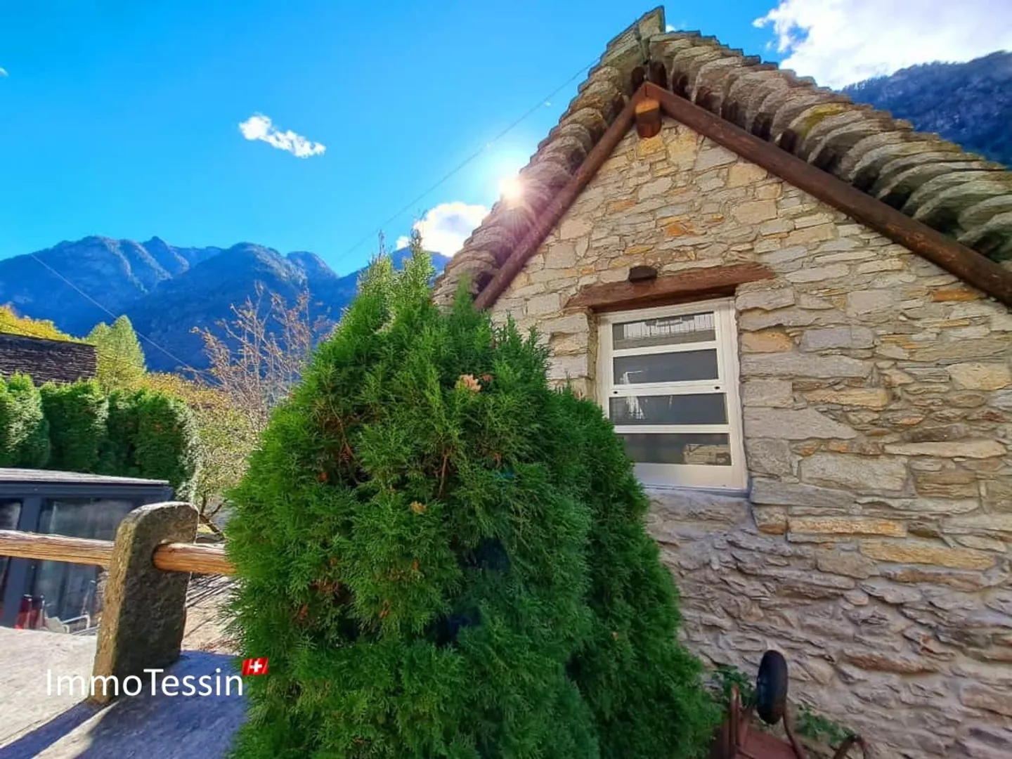 Rareté : L'élégance rencontre la nature, rustico exclusif avec vue panoramique au cœur de la vallée de Verzasca - Photo 1 sur 13