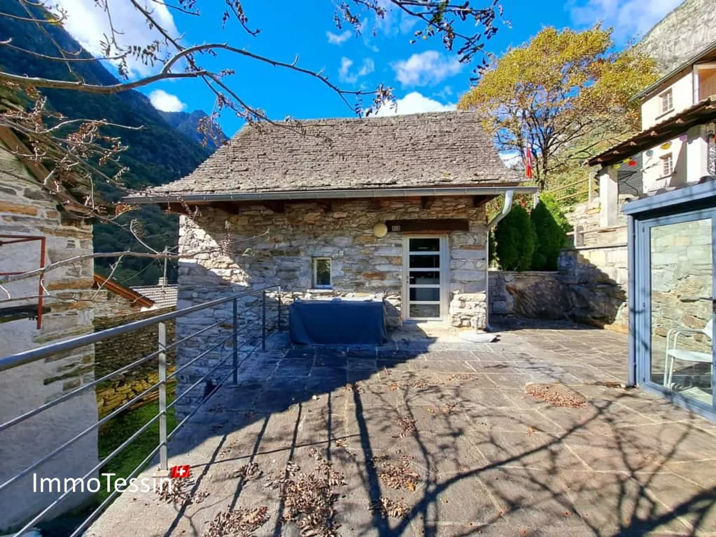 Rareté : L'élégance rencontre la nature, rustico exclusif avec vue panoramique au cœur de la vallée de Verzasca - Photo 5 sur 13