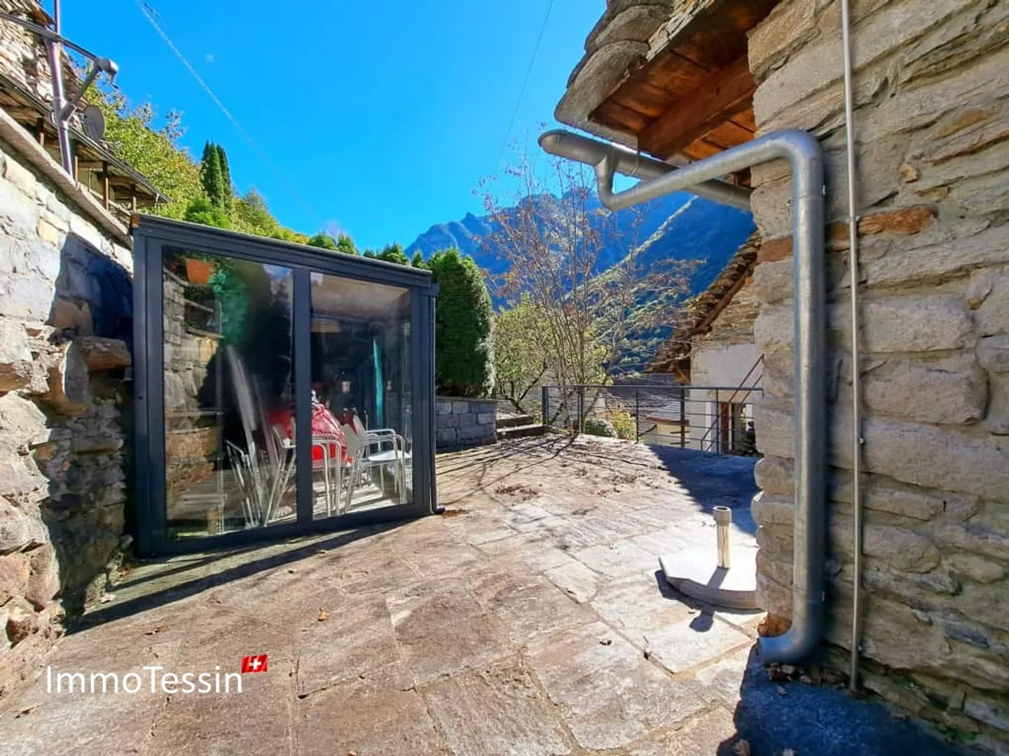 Rareté : L'élégance rencontre la nature, rustico exclusif avec vue panoramique au cœur de la vallée de Verzasca - Photo 6 sur 13