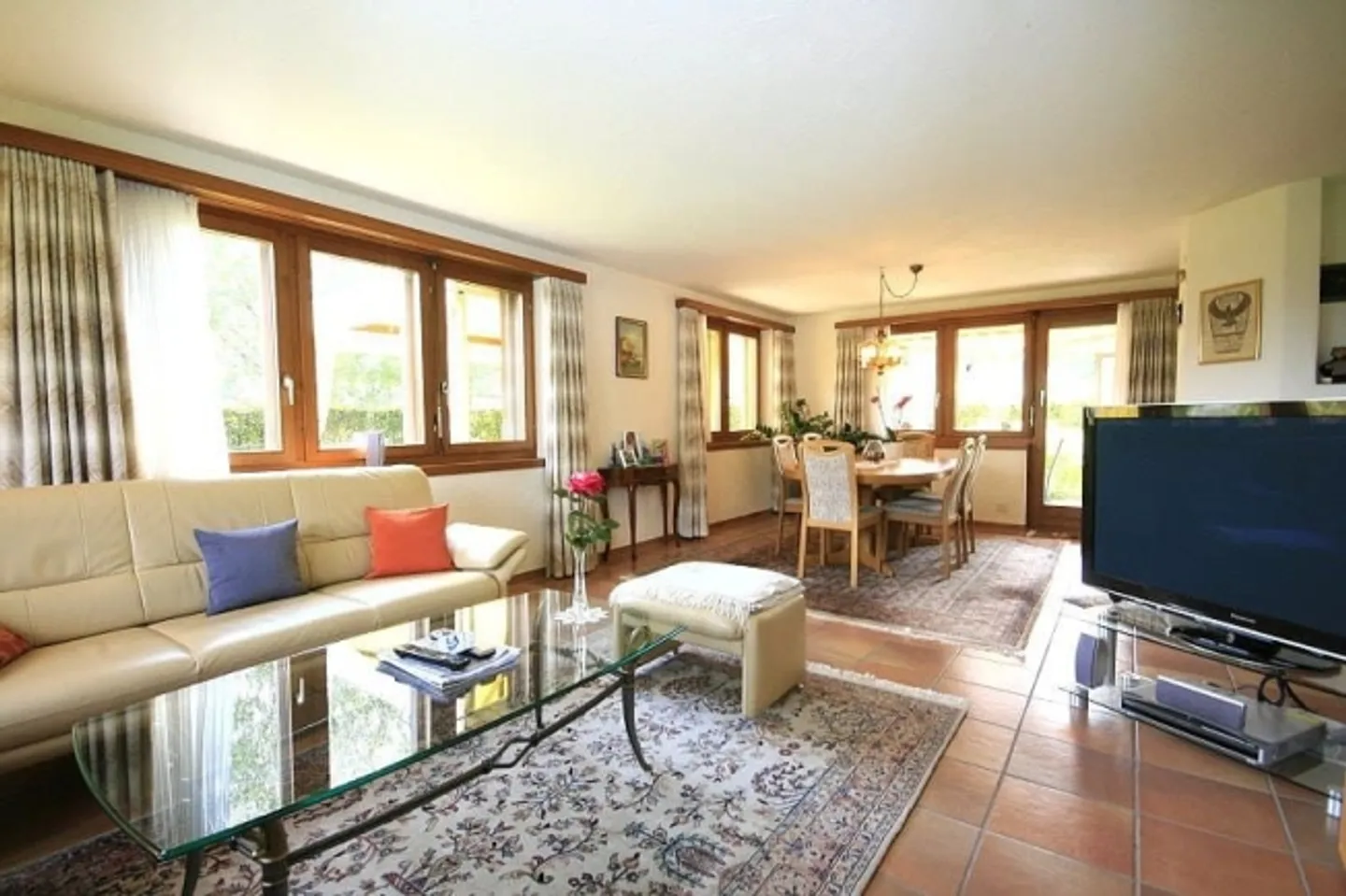 Ampia casa unifamiliare con 6 stanze e balcone ad Altendorf - Foto 4 di 9