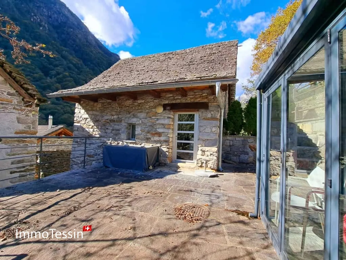 Rareté : L'élégance rencontre la nature, rustico exclusif avec vue panoramique au cœur de la vallée de Verzasca - Photo 2 sur 13