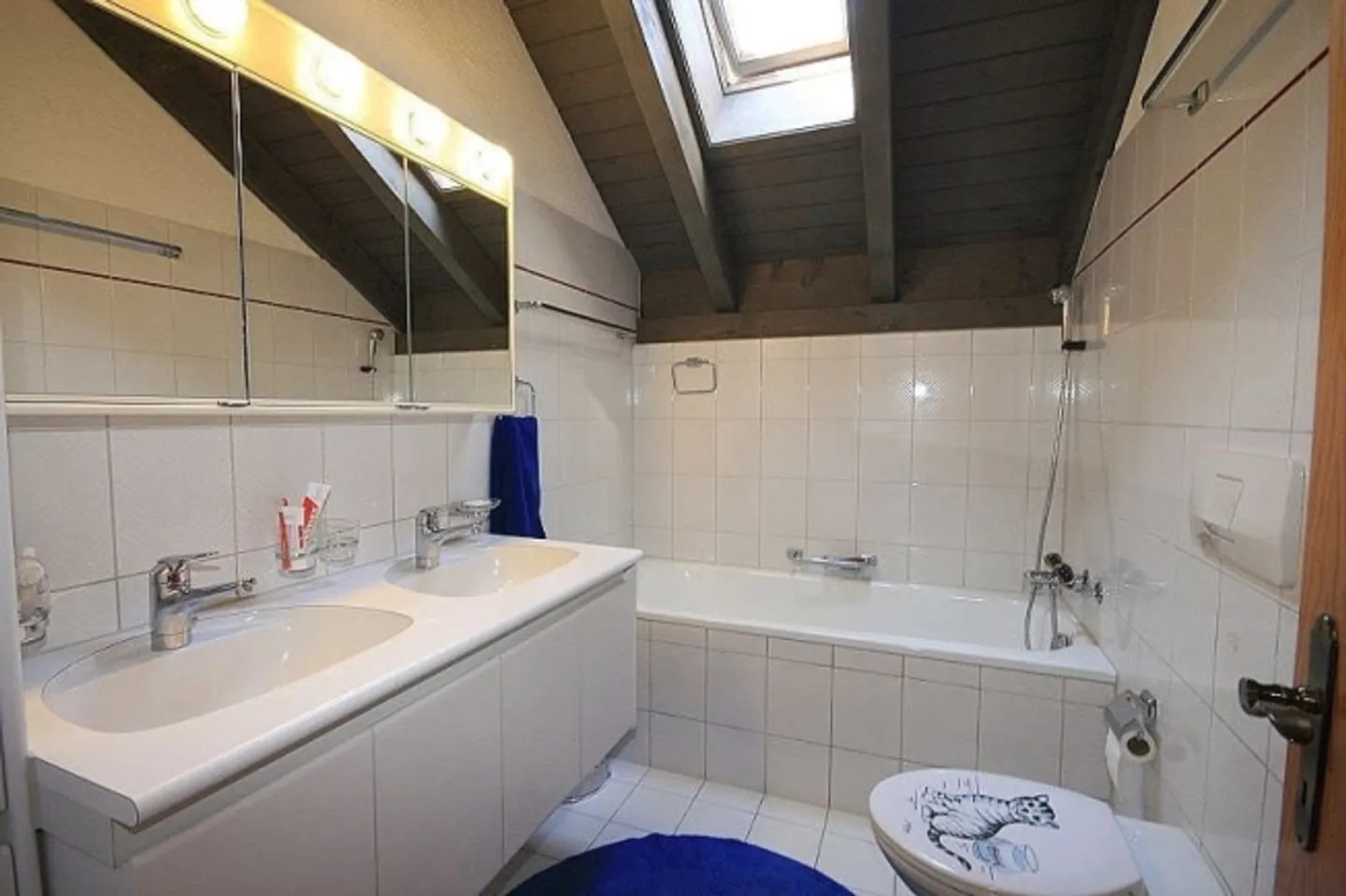 Ampia casa unifamiliare con 6 stanze e balcone ad Altendorf - Foto 7 di 9