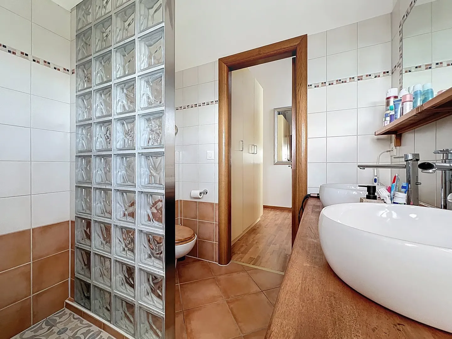 Villa with unobstructed views, spacious rooms, and a quiet environment – Vaumarcus - Photo 9 of 15