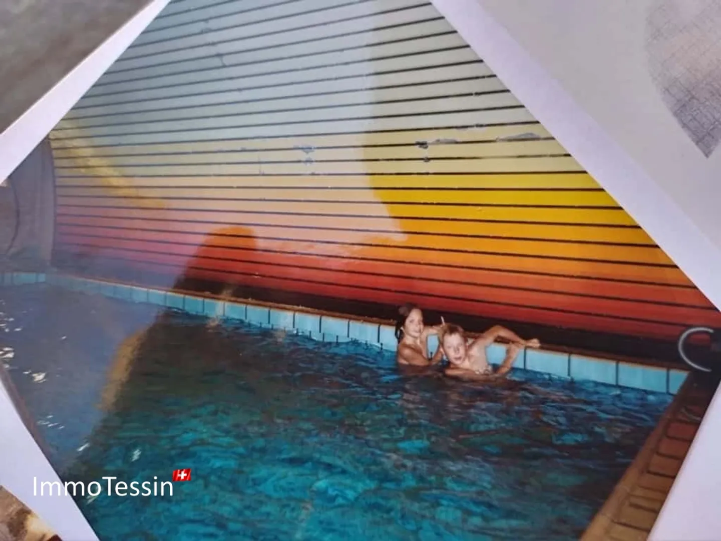 RENDITA: Casa con 3 appartamenti in posizione privilegiata, vista lago, piscina interna e ampio giardino - Foto 2 di 13