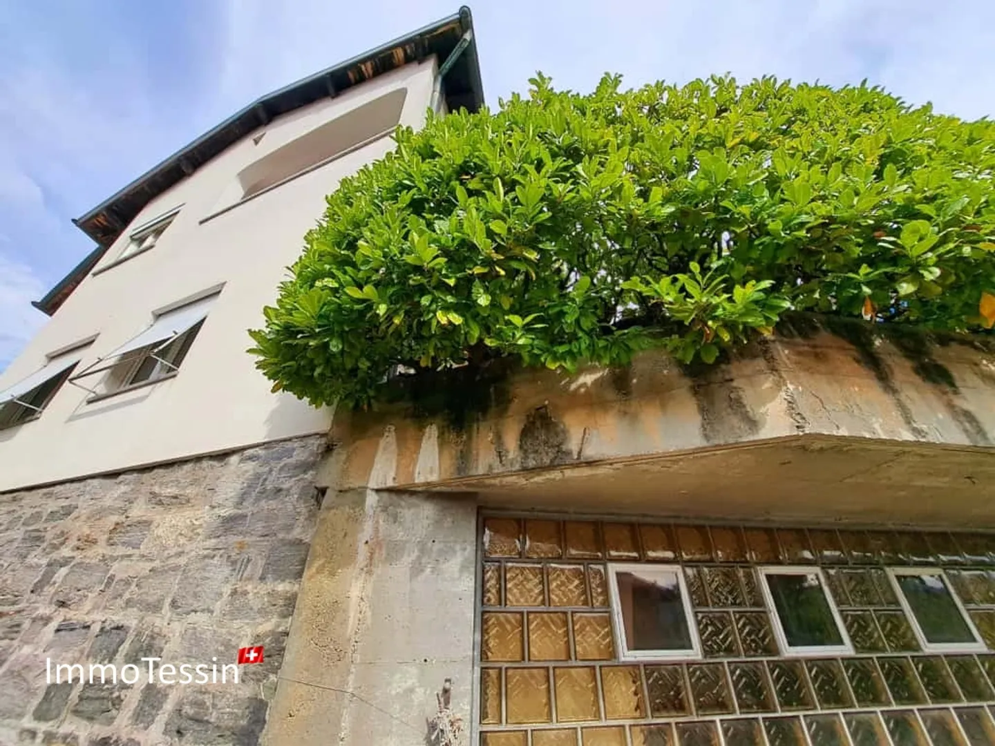 RENDITA: Casa con 3 appartamenti in posizione privilegiata, vista lago, piscina interna e ampio giardino - Foto 3 di 13