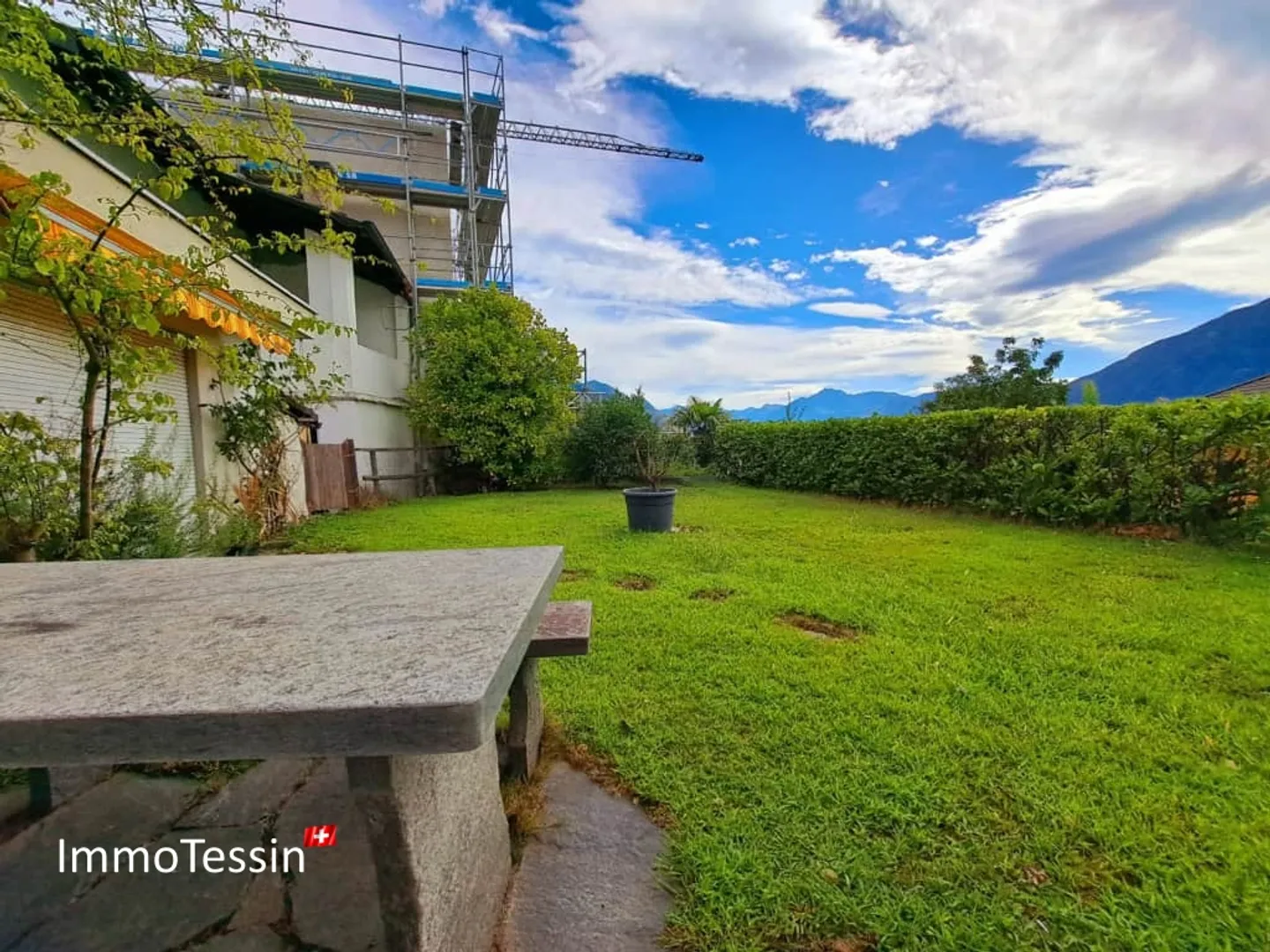 RENDITA: Casa con 3 appartamenti in posizione privilegiata, vista lago, piscina interna e ampio giardino - Foto 4 di 13