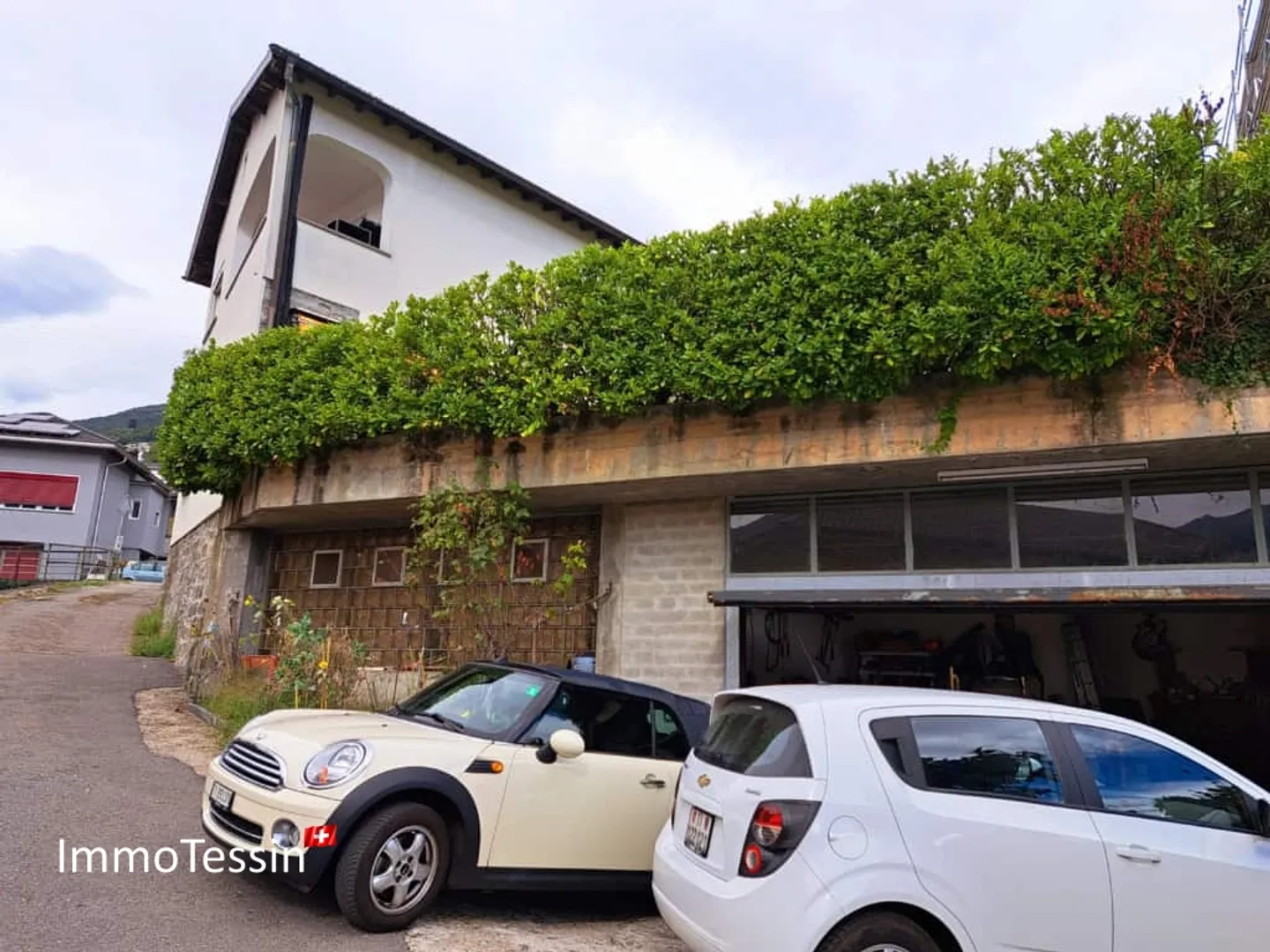 RENDITA: Casa con 3 appartamenti in posizione privilegiata, vista lago, piscina interna e ampio giardino - Foto 5 di 13