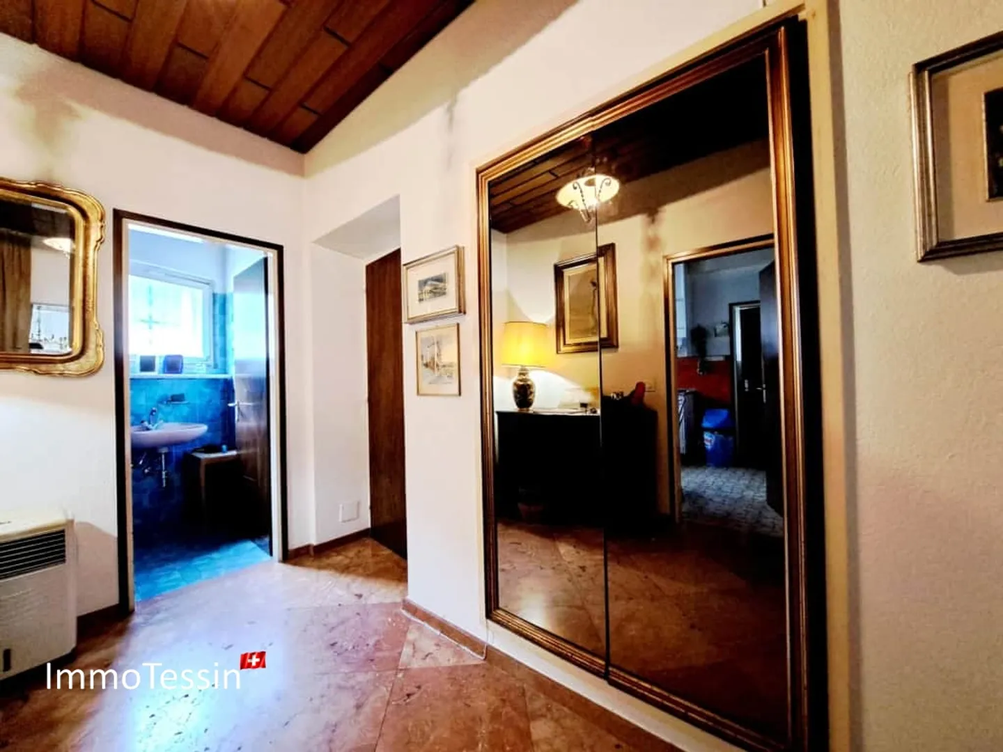 RENDITA: Casa con 3 appartamenti in posizione privilegiata, vista lago, piscina interna e ampio giardino - Foto 6 di 13