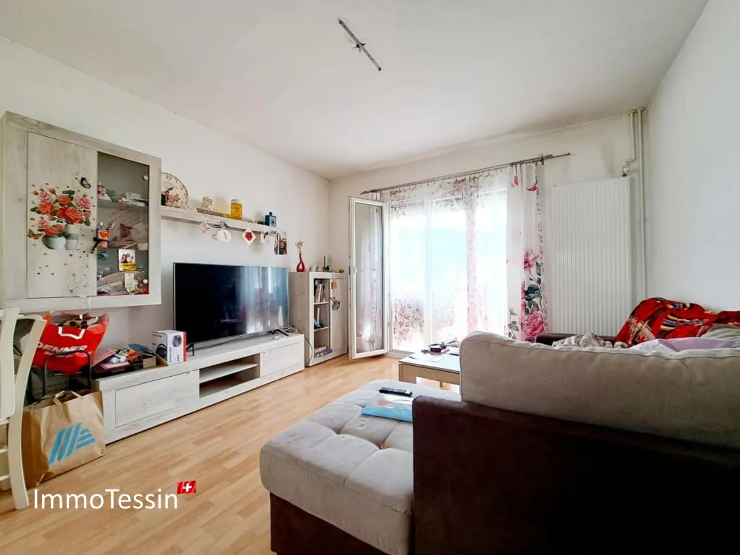 RENDITA: Casa con 3 appartamenti in posizione privilegiata, vista lago, piscina interna e ampio giardino - Foto 7 di 13