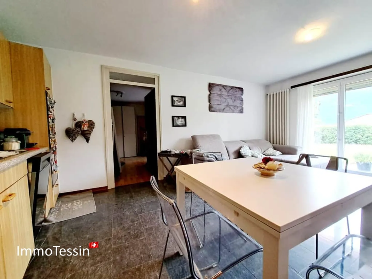 RENDITA: Casa con 3 appartamenti in posizione privilegiata, vista lago, piscina interna e ampio giardino - Foto 8 di 13