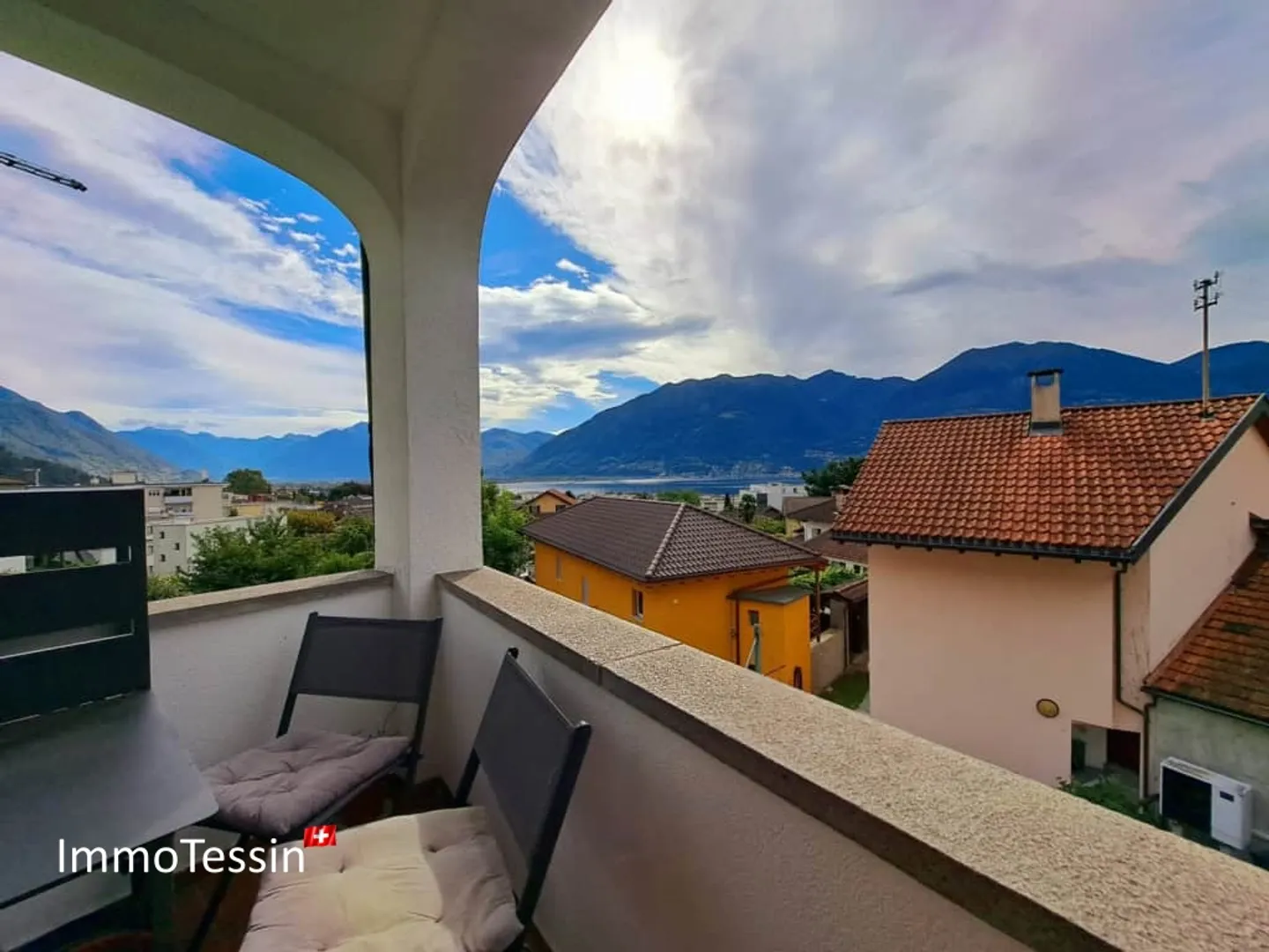 RENDITA: Casa con 3 appartamenti in posizione privilegiata, vista lago, piscina interna e ampio giardino - Foto 1 di 13