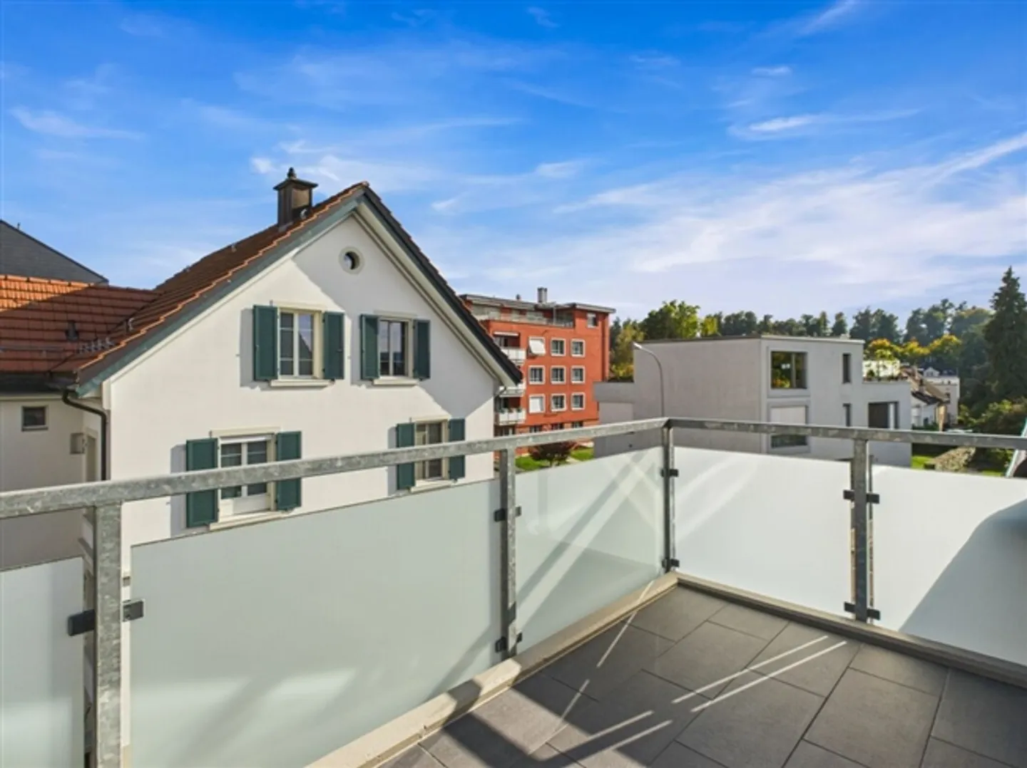 «VIEL PLATZ UND HELLE ZIMMER AN ZENTRALER LAGE» - Foto 2 von 8