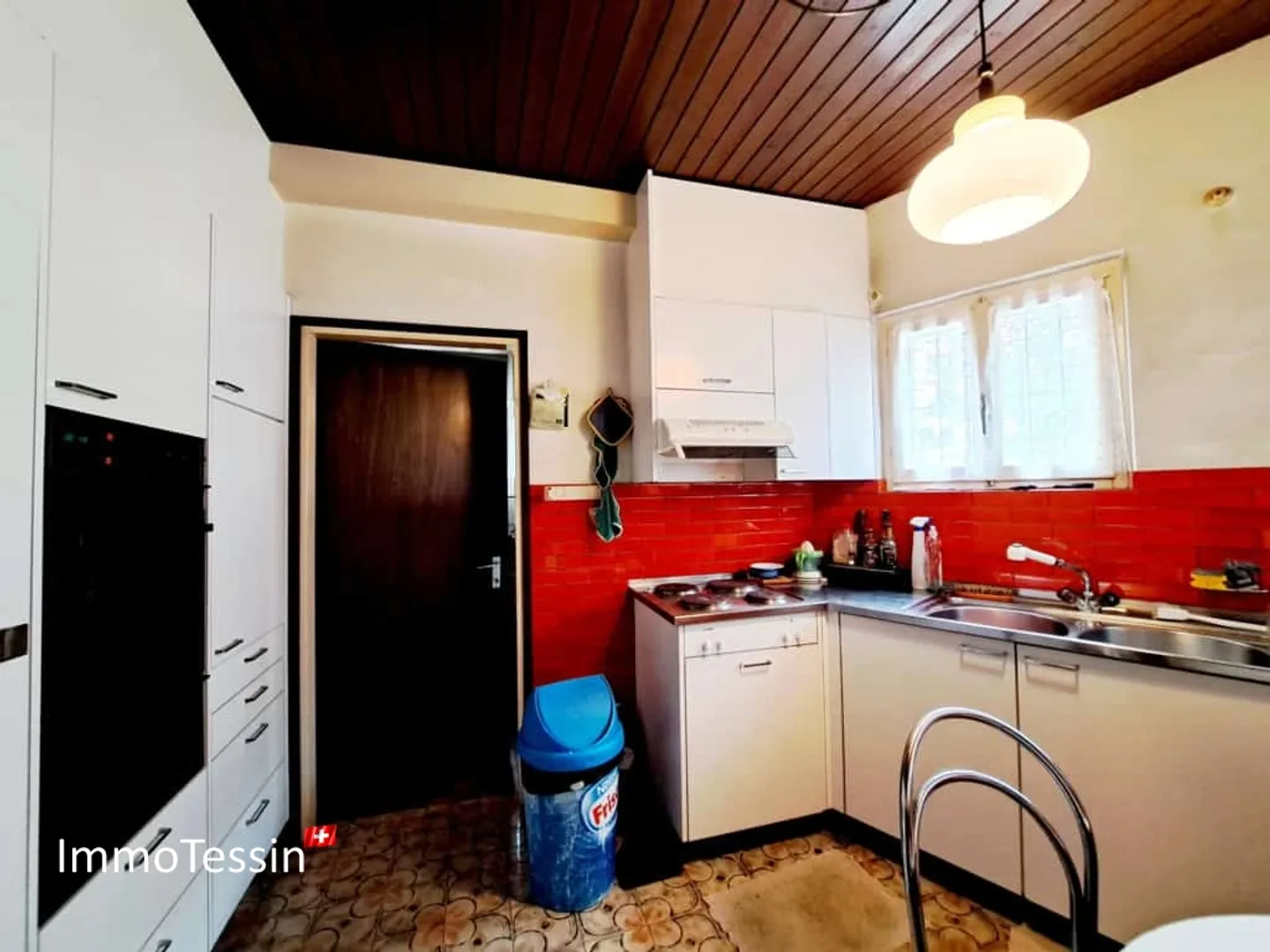 RENDITA: Casa con 3 appartamenti in posizione privilegiata, vista lago, piscina interna e ampio giardino - Foto 9 di 13