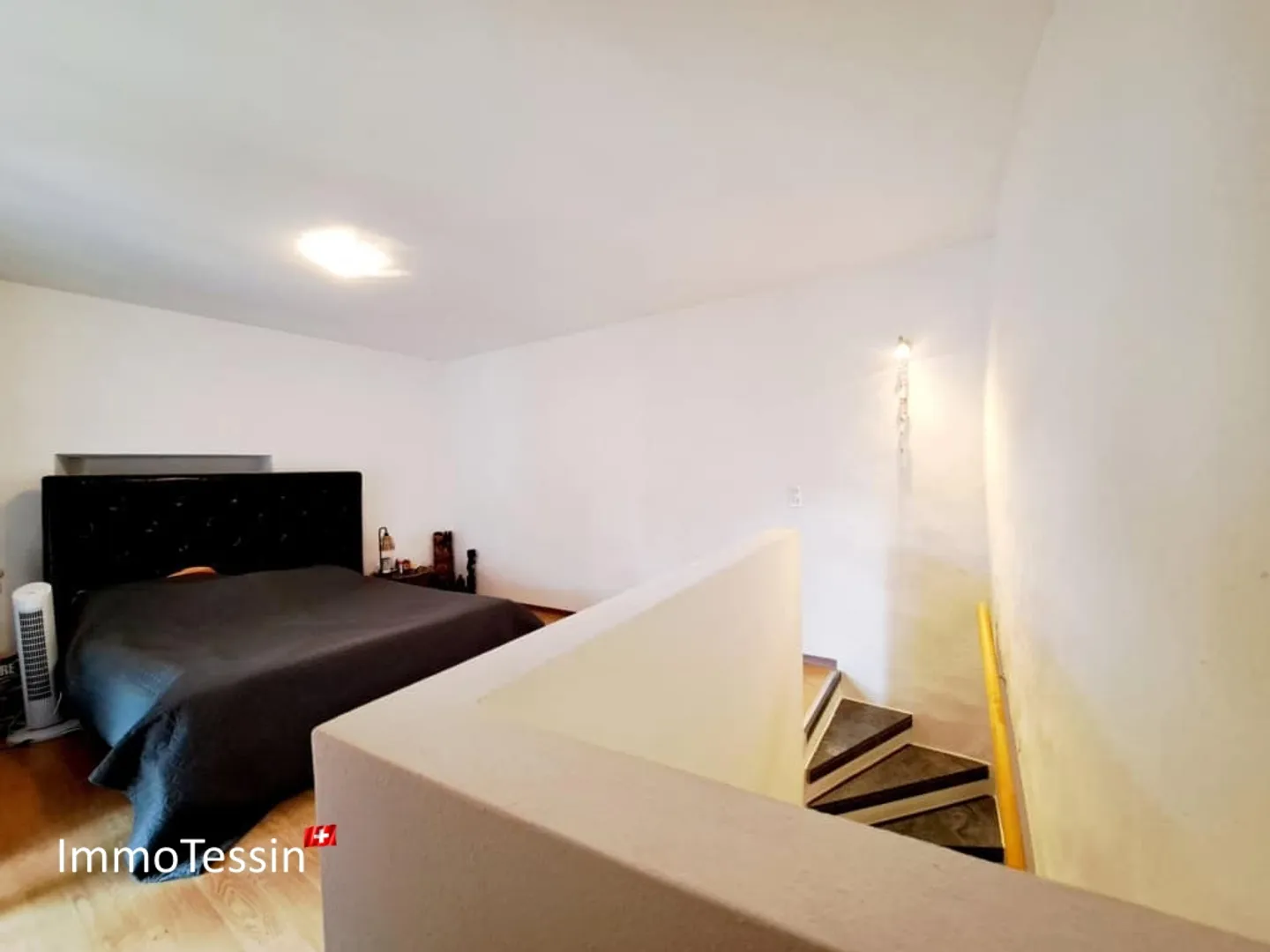RENDITA: Casa con 3 appartamenti in posizione privilegiata, vista lago, piscina interna e ampio giardino - Foto 10 di 13