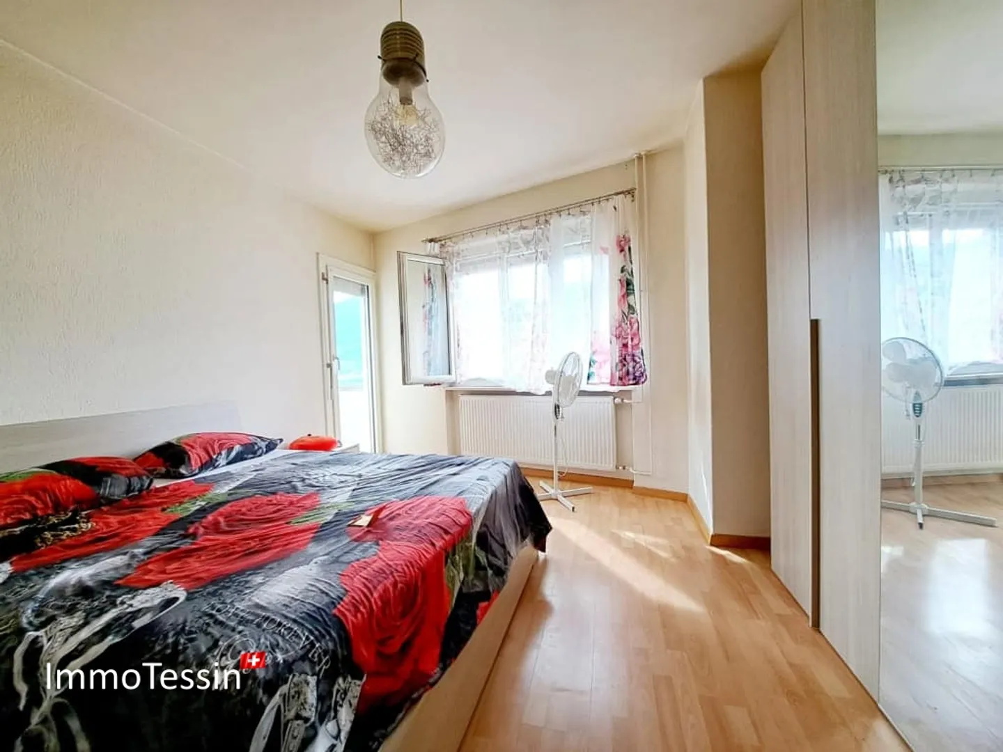 RENDITA: Casa con 3 appartamenti in posizione privilegiata, vista lago, piscina interna e ampio giardino - Foto 12 di 13