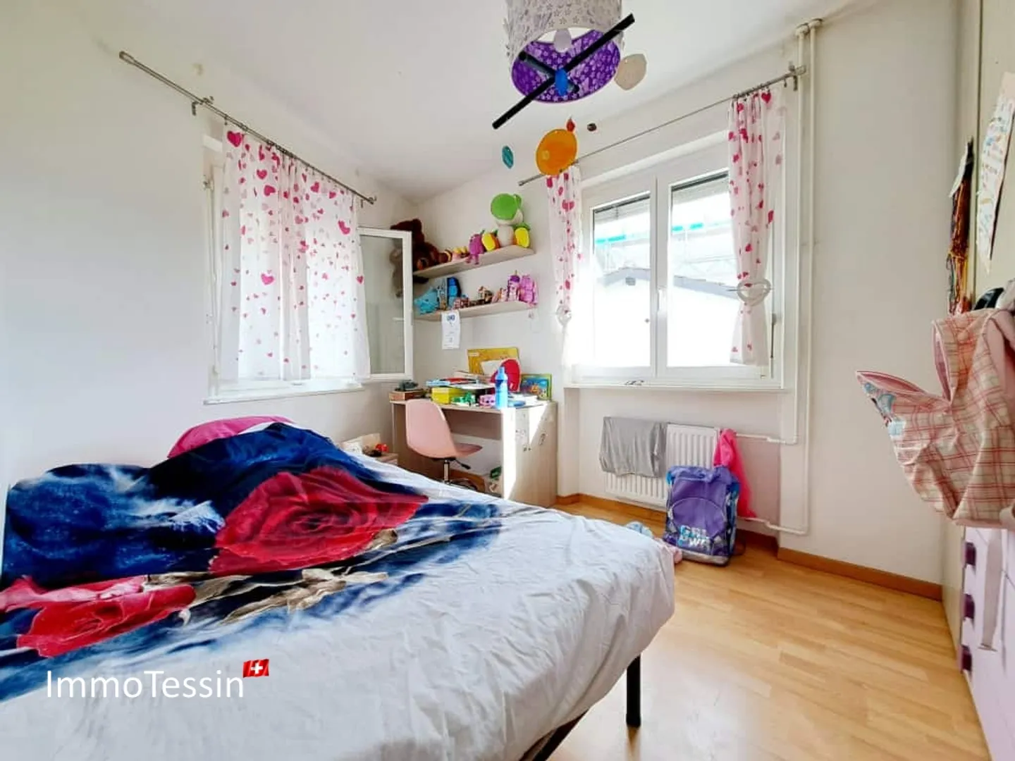 RENDITA: Casa con 3 appartamenti in posizione privilegiata, vista lago, piscina interna e ampio giardino - Foto 11 di 13