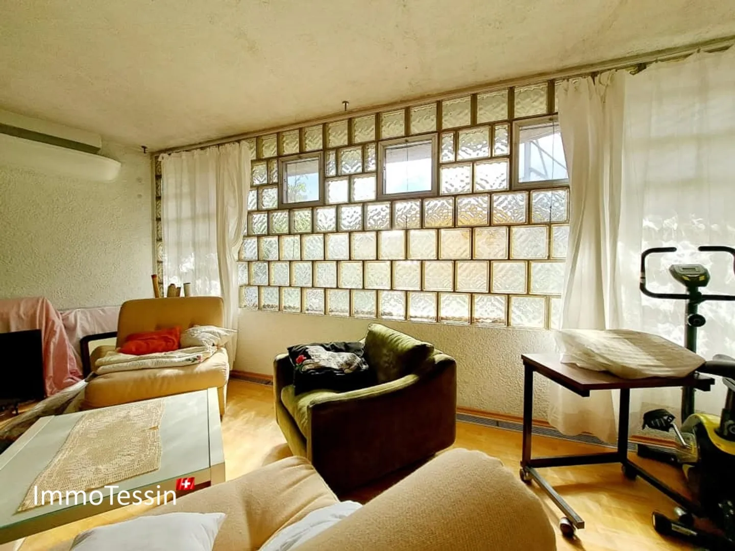 RENDITA: Casa con 3 appartamenti in posizione privilegiata, vista lago, piscina interna e ampio giardino - Foto 13 di 13