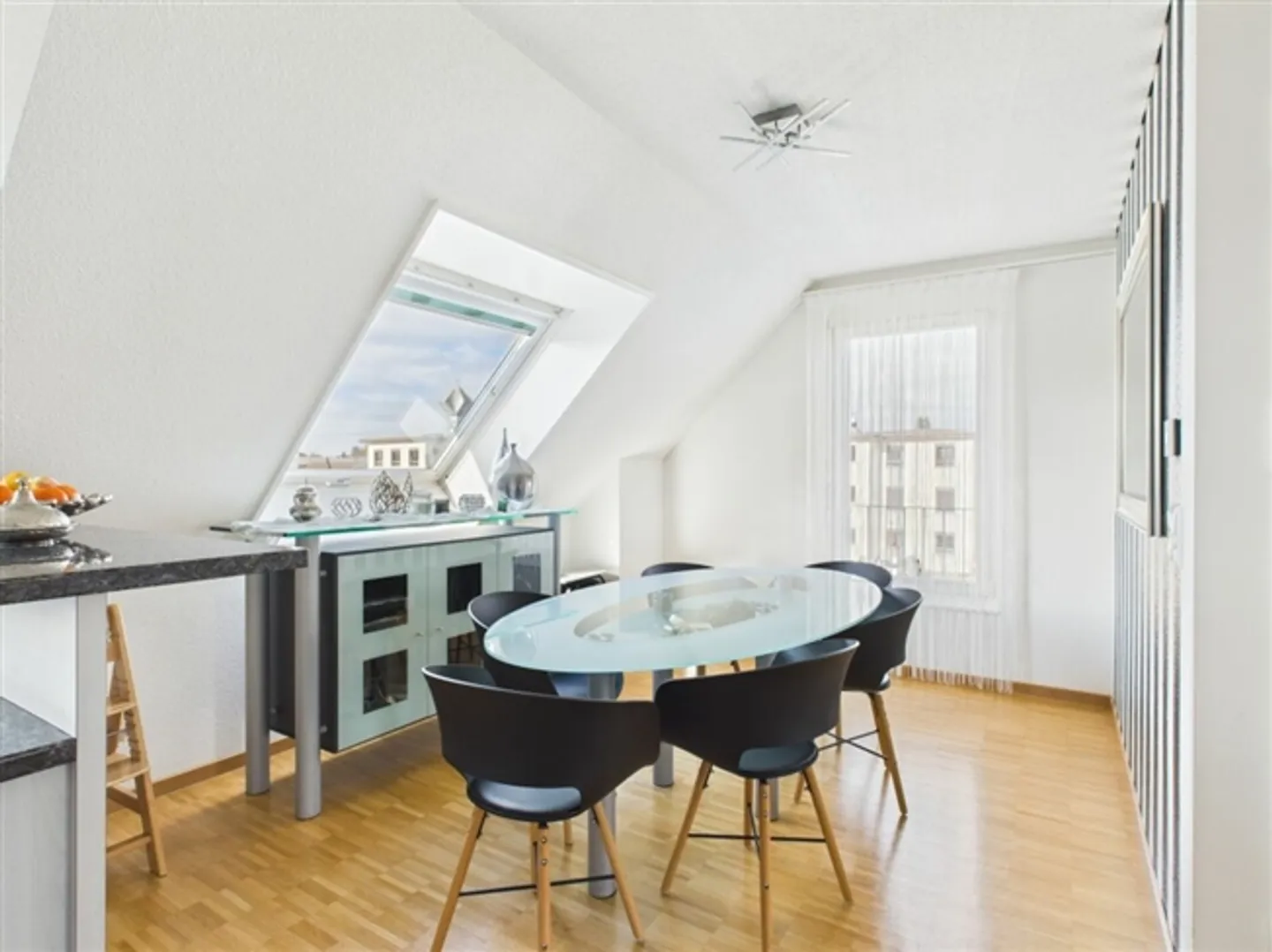 «VIEL PLATZ UND HELLE ZIMMER AN ZENTRALER LAGE» - Foto 3 von 8