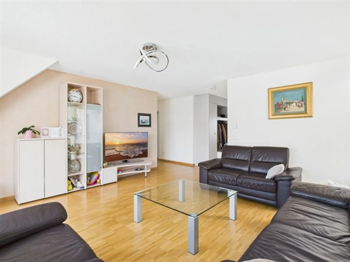 «VIEL PLATZ UND HELLE ZIMMER AN ZENTRALER LAGE» - Foto 6 von 8