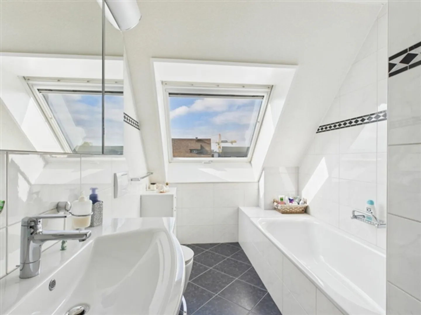 «VIEL PLATZ UND HELLE ZIMMER AN ZENTRALER LAGE» - Foto 7 von 8