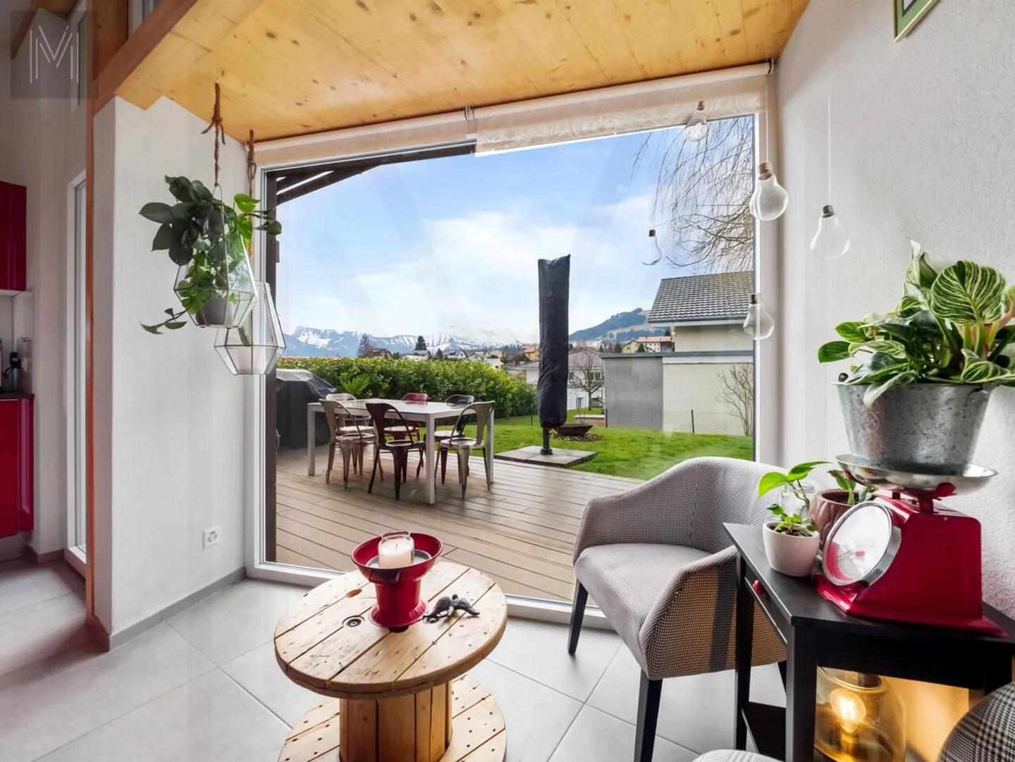 Wunderschöne Architektenvilla mit 5,5 Zimmern auf einer Ebene? Komfort, Modernität und idyllische Umgebung - Foto 2 von 13