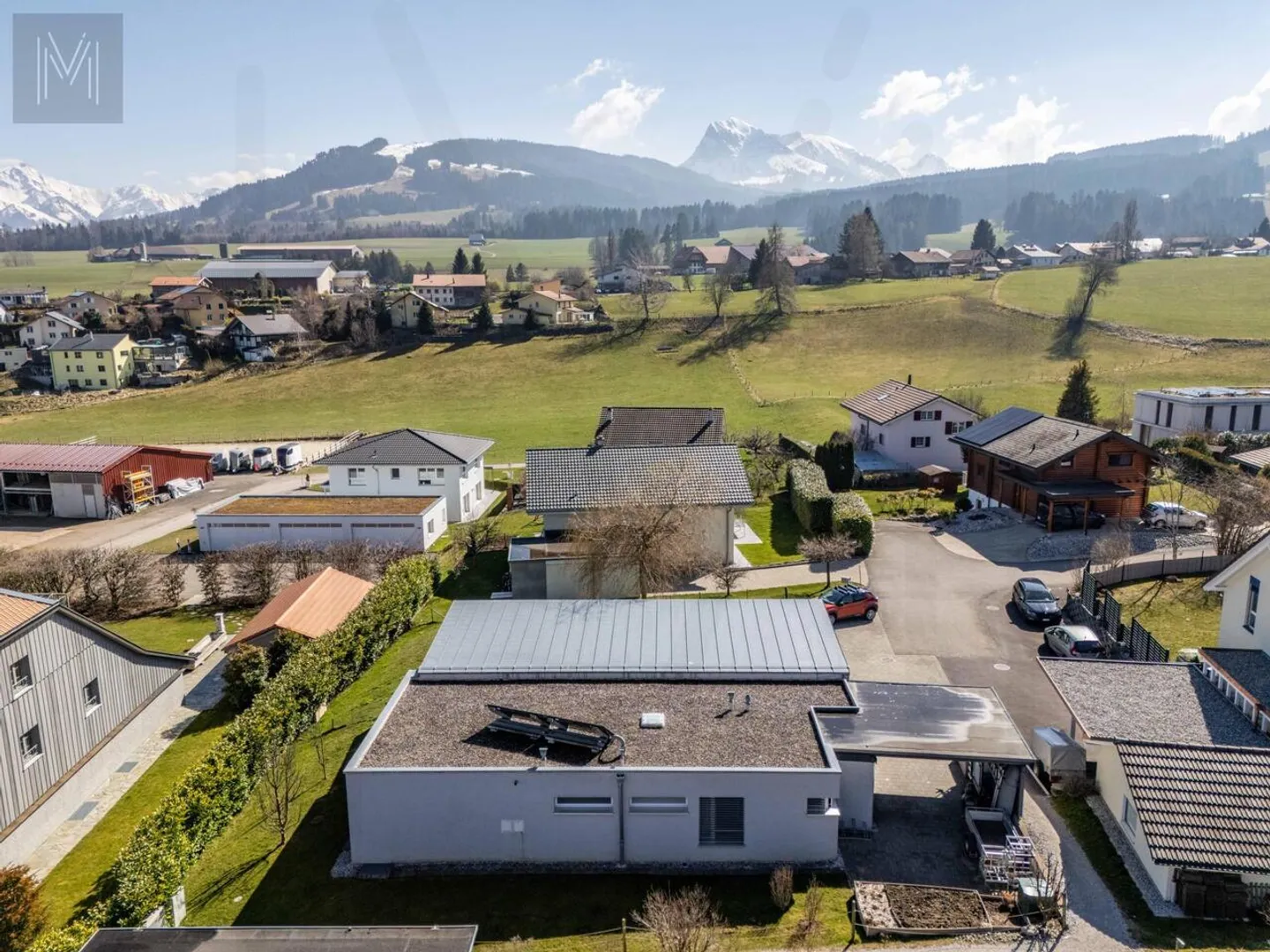 Wunderschöne Architektenvilla mit 5,5 Zimmern auf einer Ebene? Komfort, Modernität und idyllische Umgebung - Foto 8 von 13