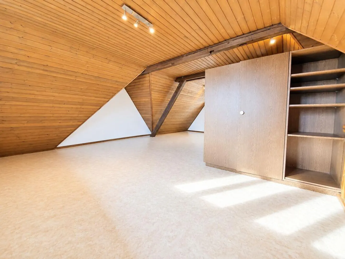 Charmante Dachwohnung in Schaffhausen - Foto 3 von 9
