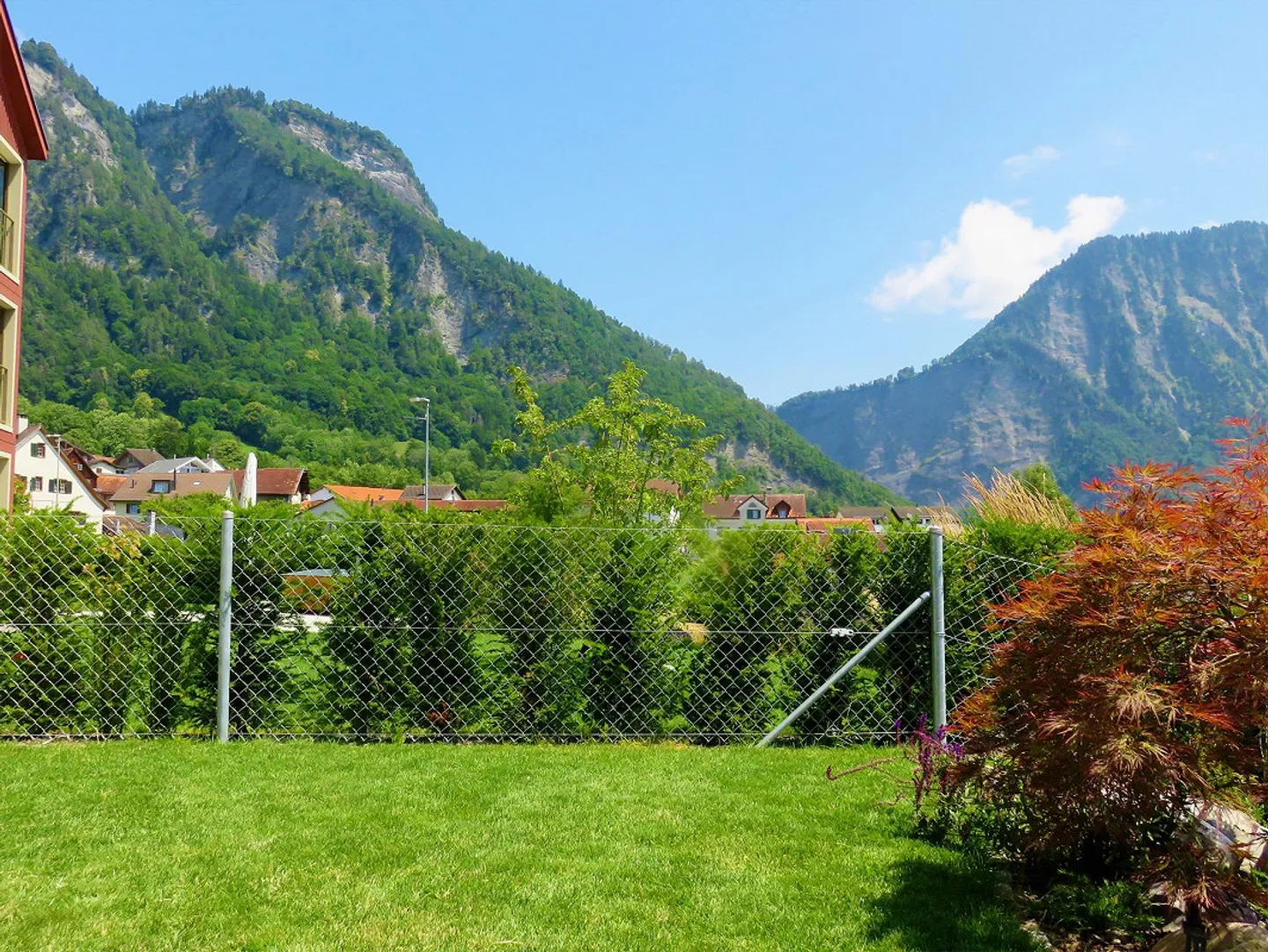 Living like in a single-family home - Photo 3 of 12