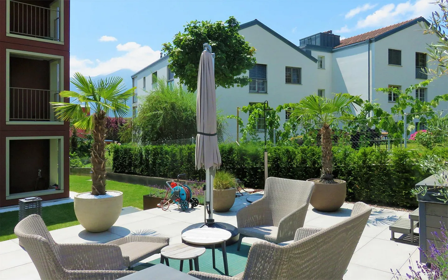 Living like in a single-family home - Photo 4 of 12