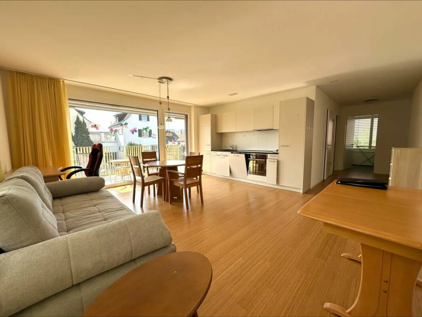 Alterswohnungen: Moderne 2.5-Zimmer-Wohnung mit Balkon beim Gesundheitszentrum Brugg - Photo 2 sur 7