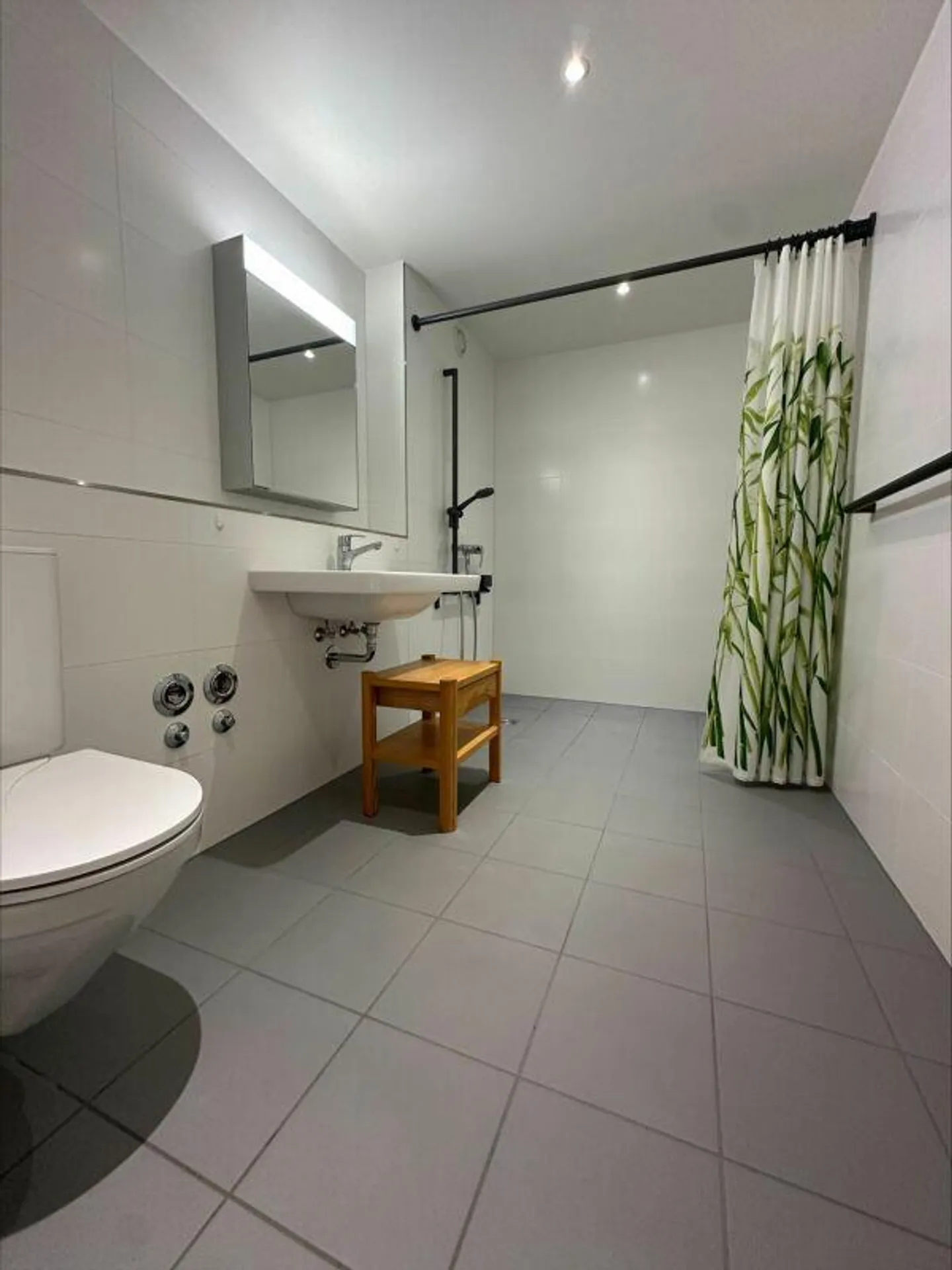 Alterswohnungen: Moderne 2.5-Zimmer-Wohnung mit Balkon beim Gesundheitszentrum Brugg - Photo 5 sur 7