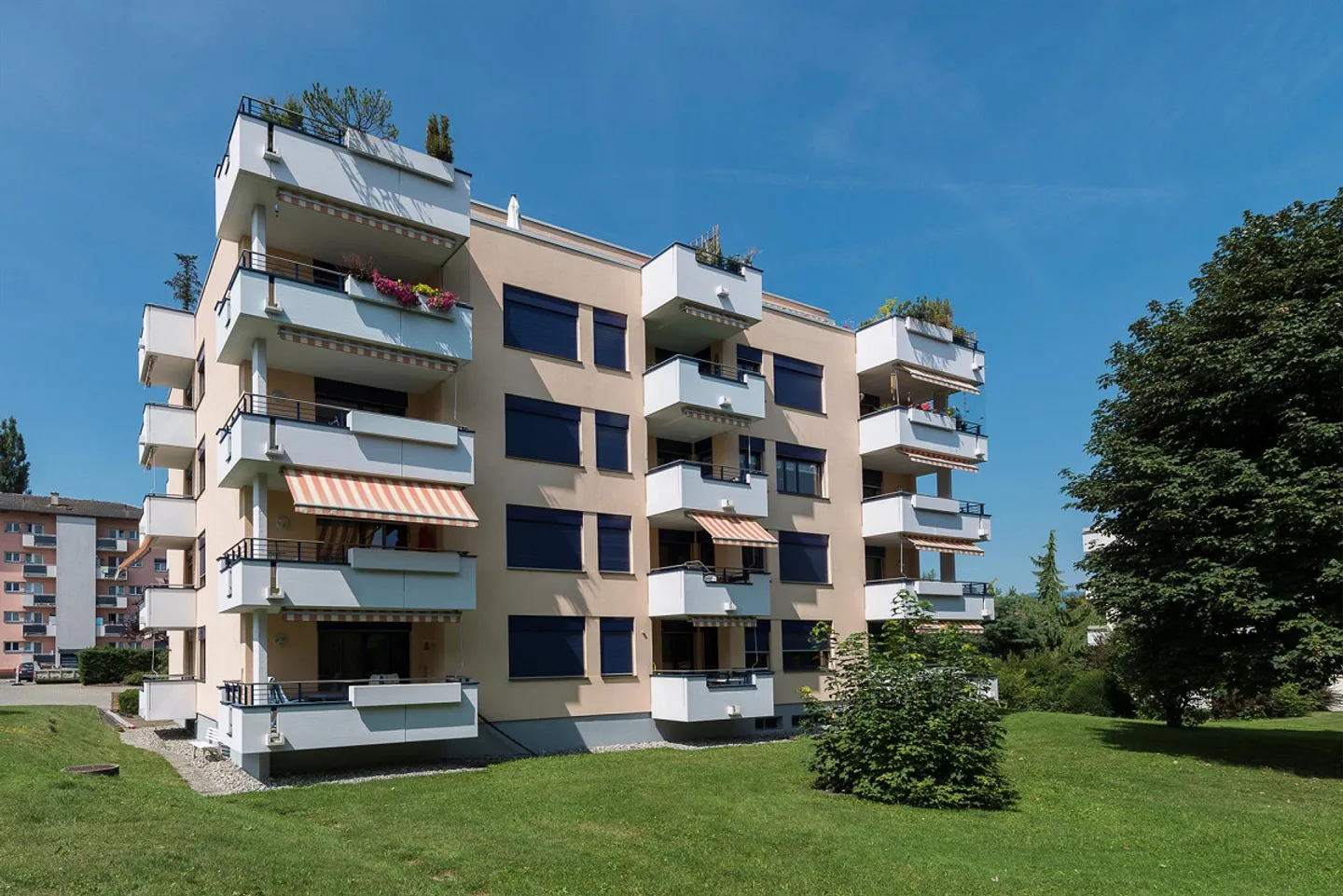 Grand appartement dans un cardre verdoyant ! - Photo 2 sur 2