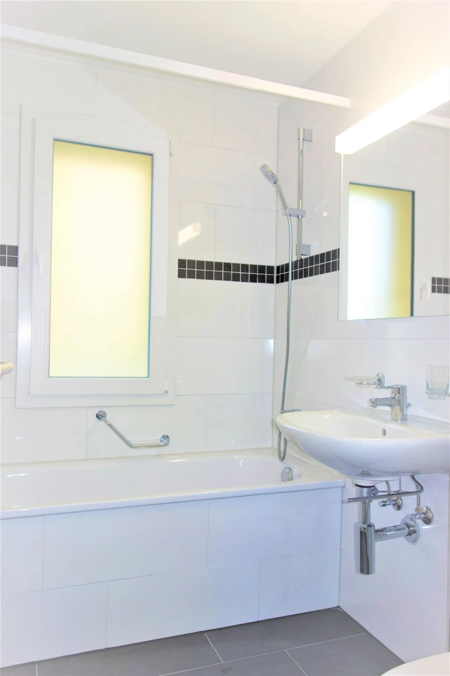 APPARTEMENT MODERNE 2.5 PIÈCES - Photo 3 sur 8