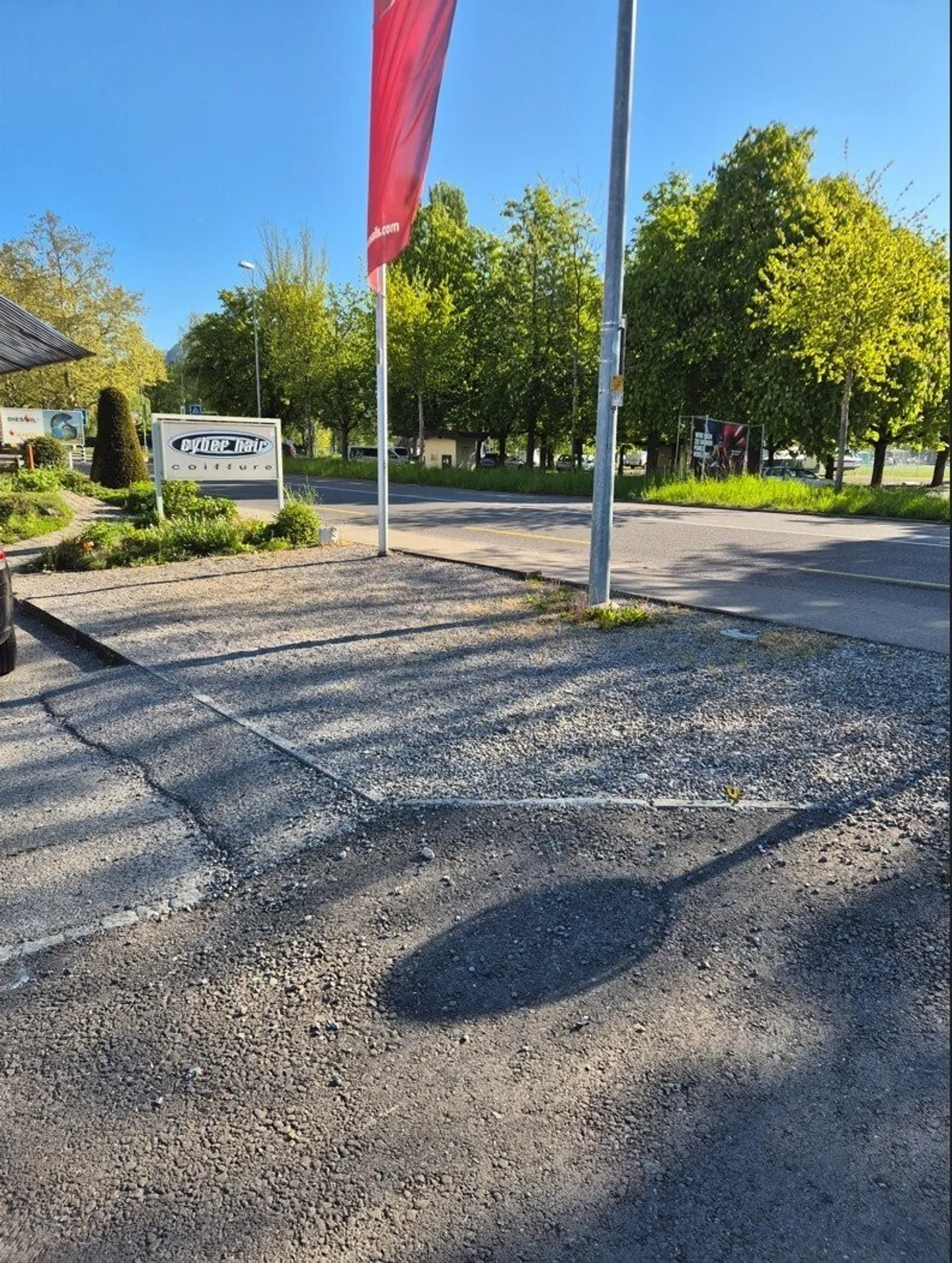 Ampio parcheggio esterno in posizione centrale a Thun - Foto 1 di 3