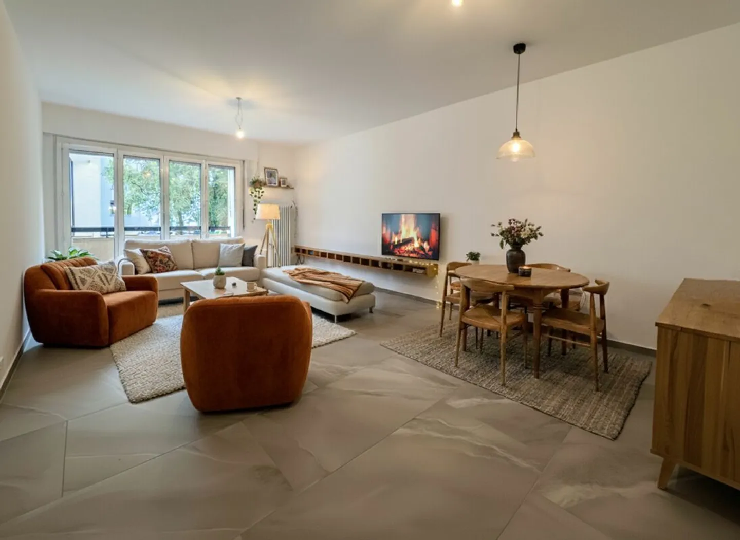 Appartamento con 4,5 stanze, balcone ristrutturato e affittato - Foto 2 di 15