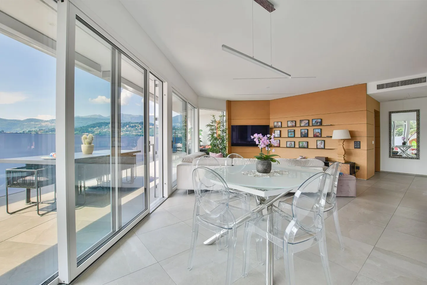 Bright penthouse with large terrace - Photo 3 of 14