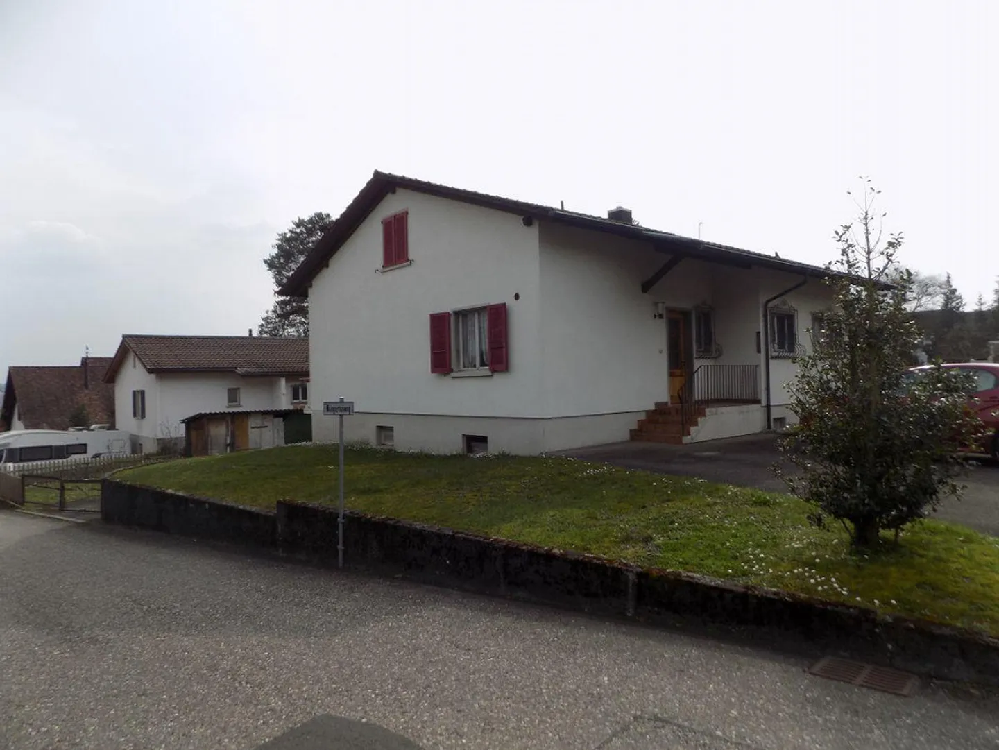 Charming, renovation-required single-family home with a separate apartment, large garden, and garage. - Photo 2 of 10